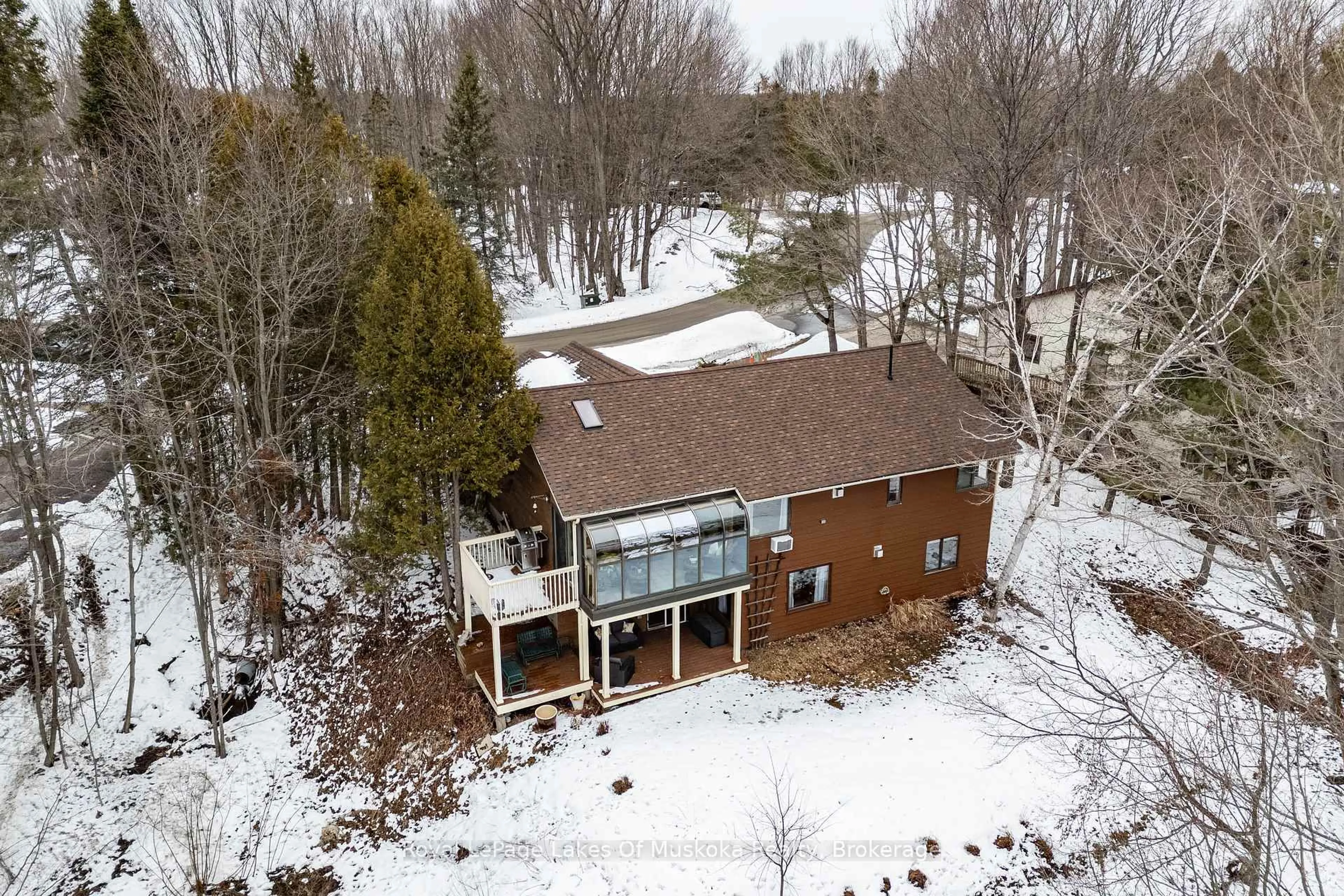 A pic from outside/outdoor area/front of a property/back of a property/a pic from drone, water/lake/river/ocean view for 35 Westvale Dr, Bracebridge Ontario P1L 1B5
