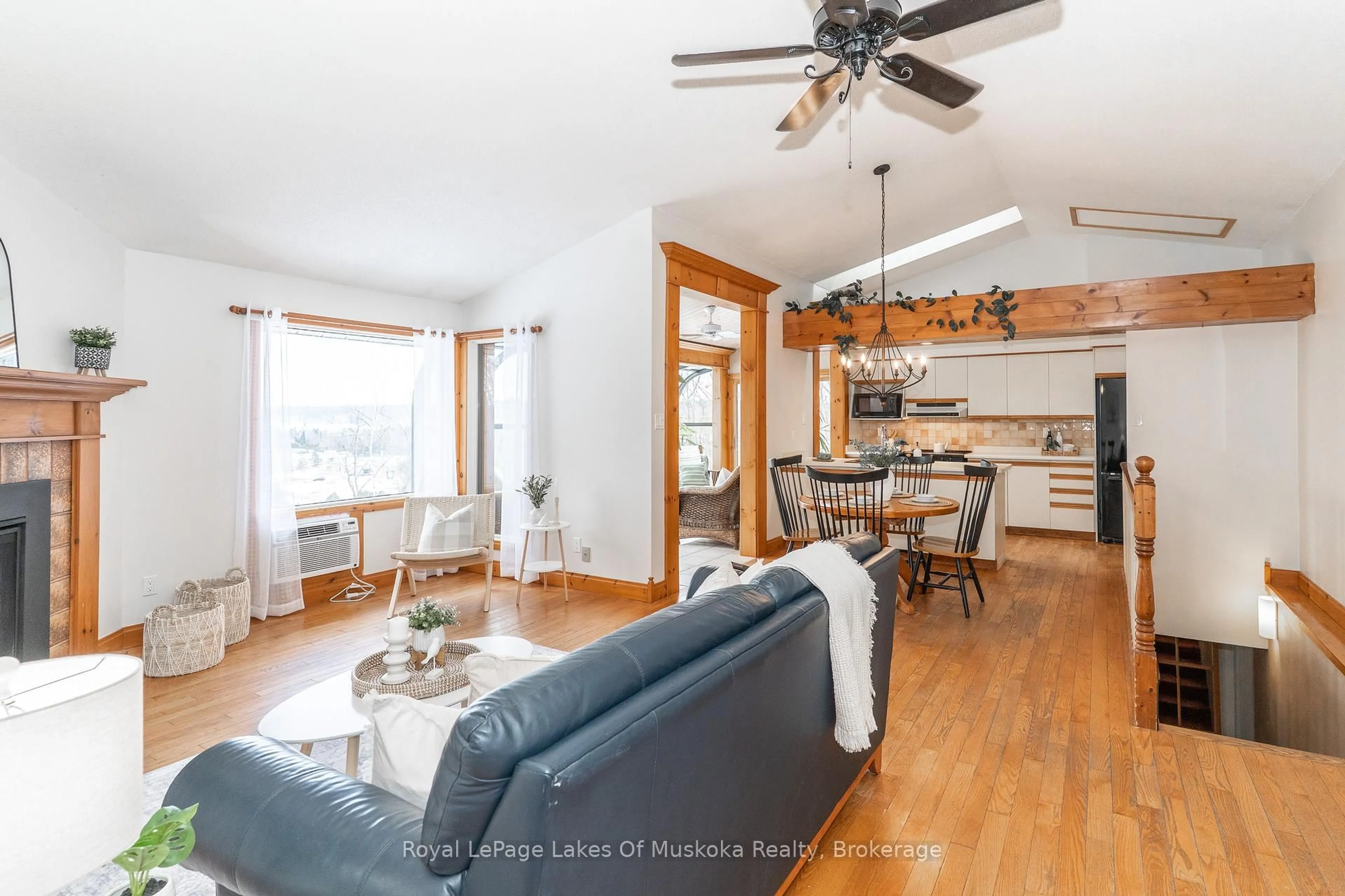 Open concept kitchen, wood/laminate floor for 35 Westvale Dr, Bracebridge Ontario P1L 1B5