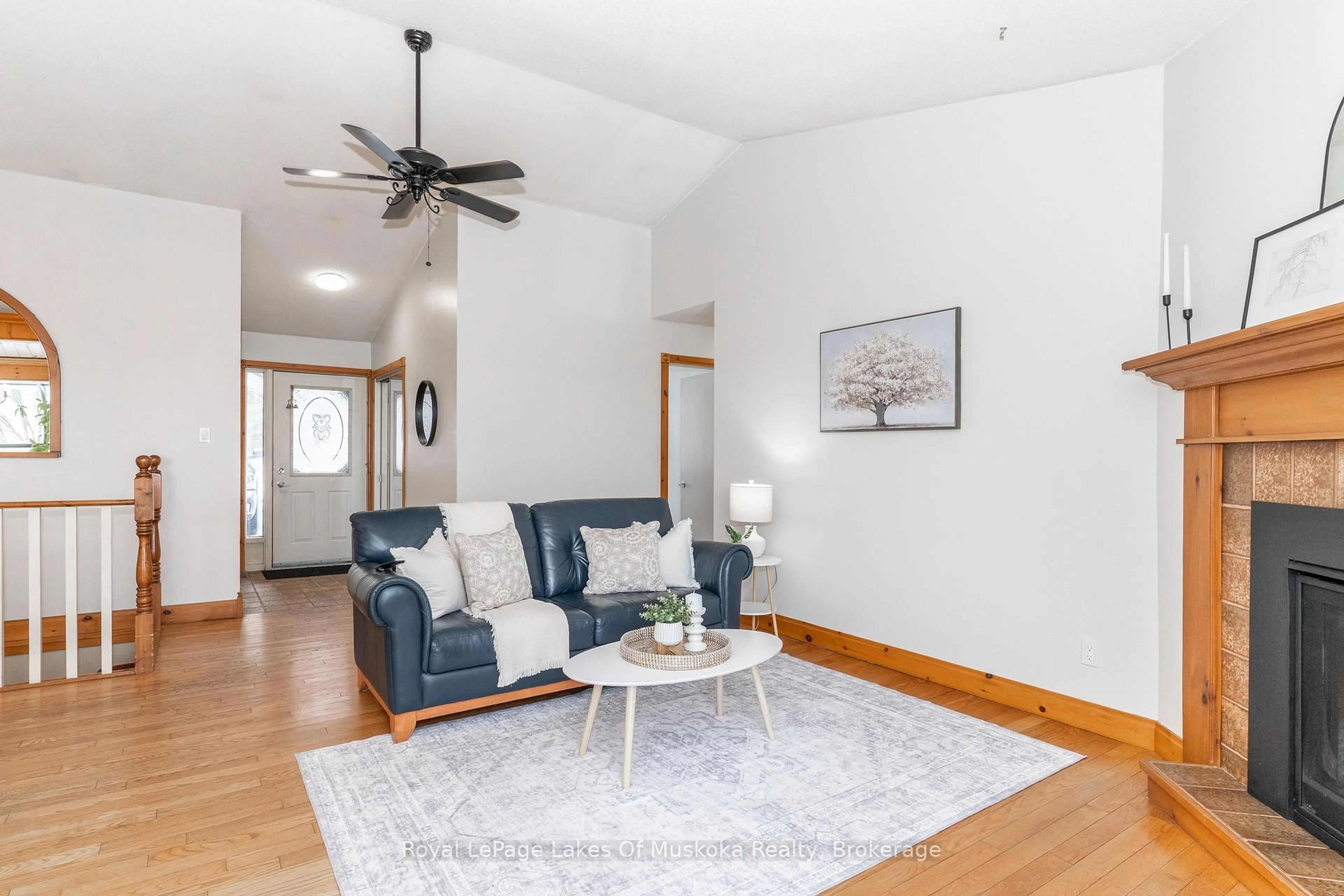 Living room with furniture, unknown for 35 Westvale Dr, Bracebridge Ontario P1L 1B5