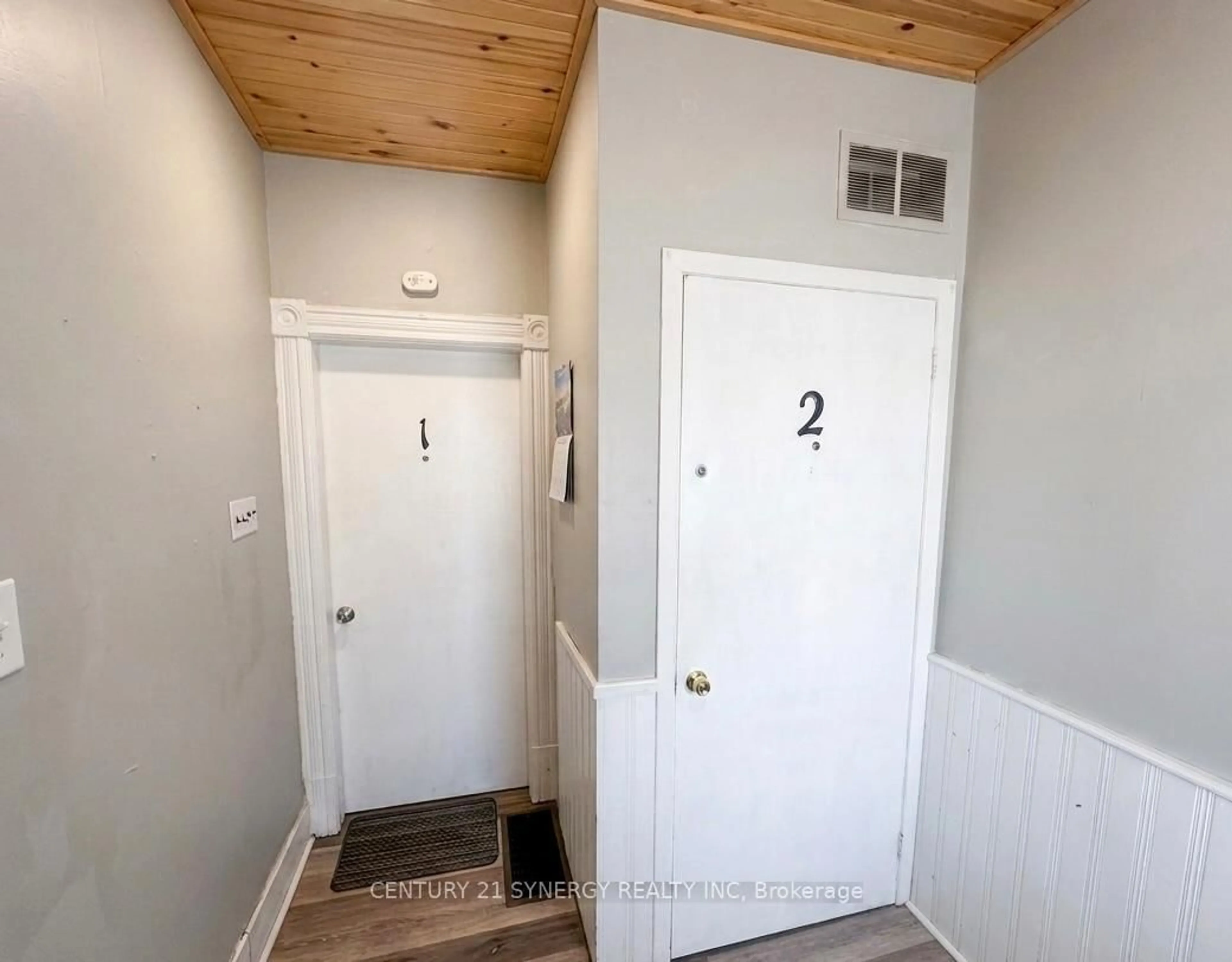 Indoor entryway for 164 Chambers St, Smiths Falls Ontario K7A 2Z4