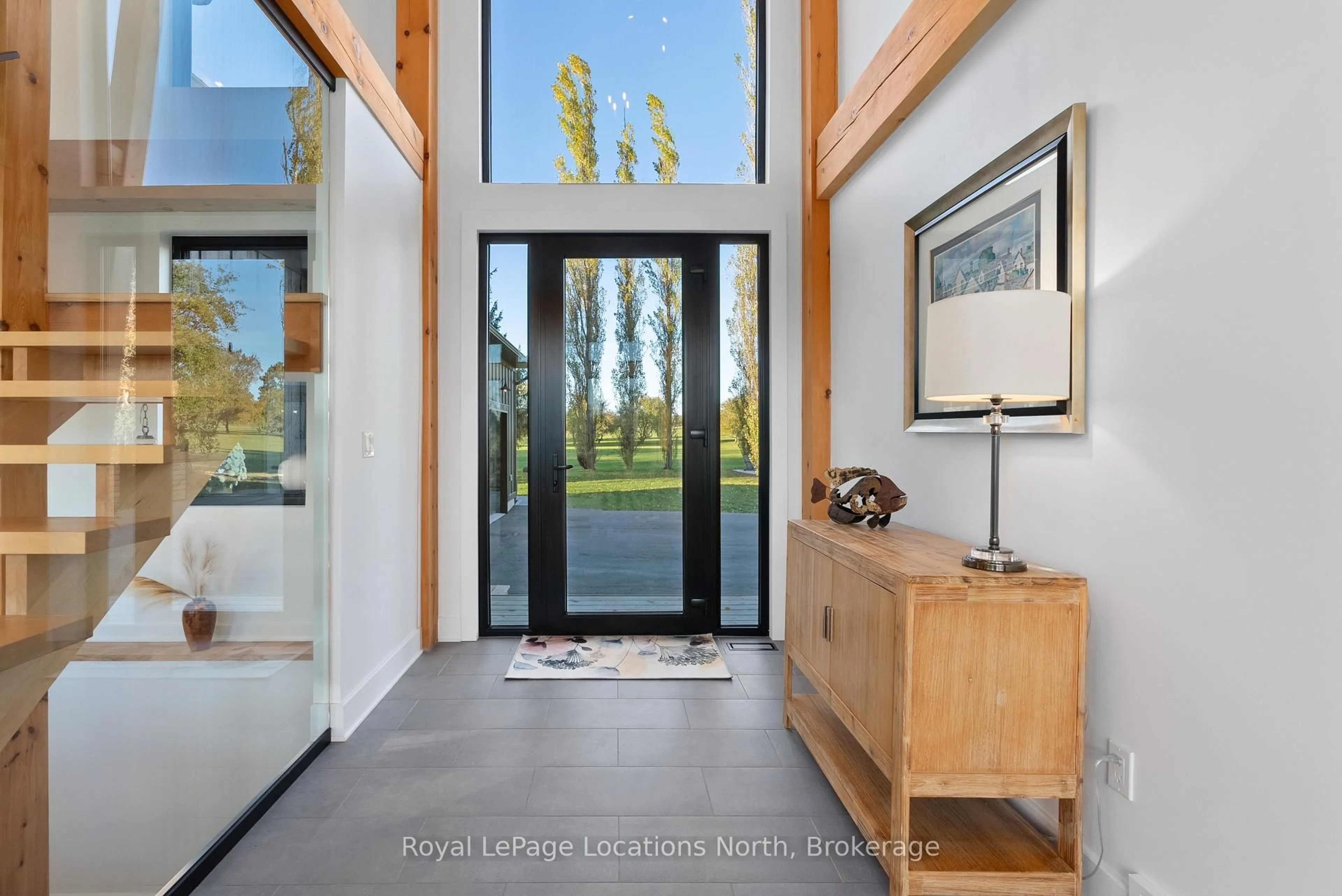 Indoor entryway for 113 Slabtown Rd, Blue Mountains Ontario N0H 1J0