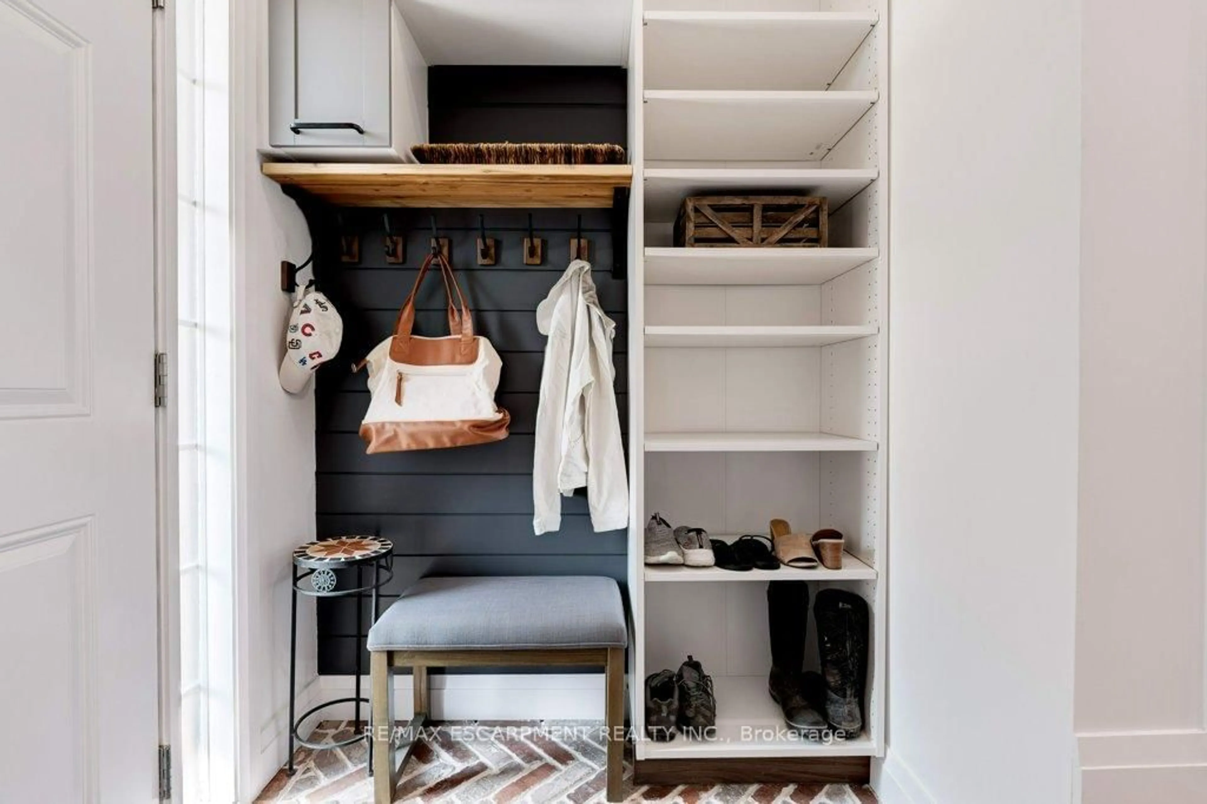 Indoor entryway for 79 Browview Dr, Hamilton Ontario L8B 0R2