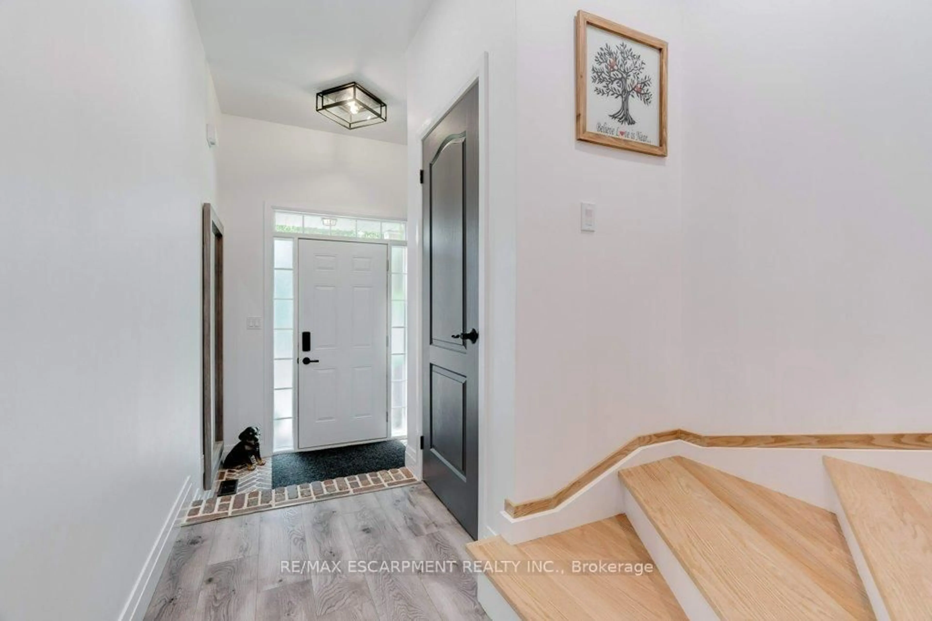 Indoor entryway for 79 Browview Dr, Hamilton Ontario L8B 0R2