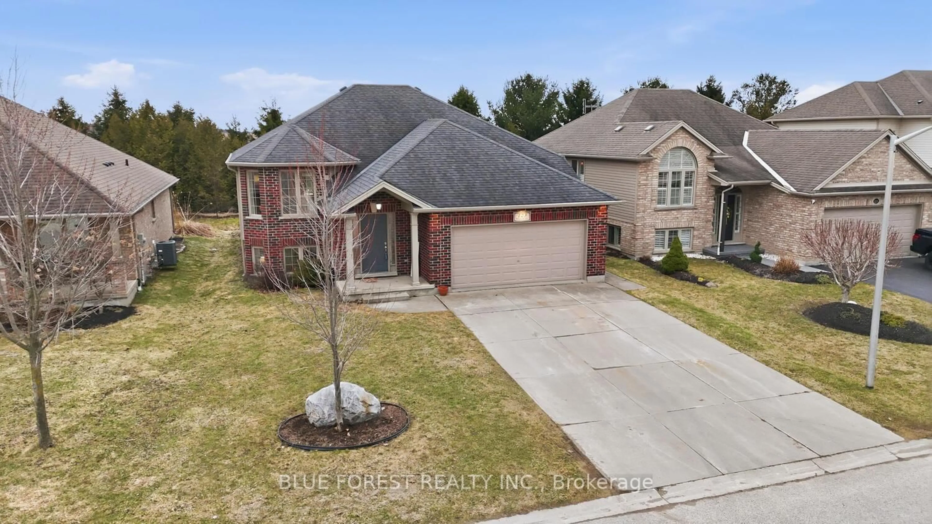 A pic from outside/outdoor area/front of a property/back of a property/a pic from drone, street for 123 Watson St, Lucan Biddulph Ontario N0M 2J0