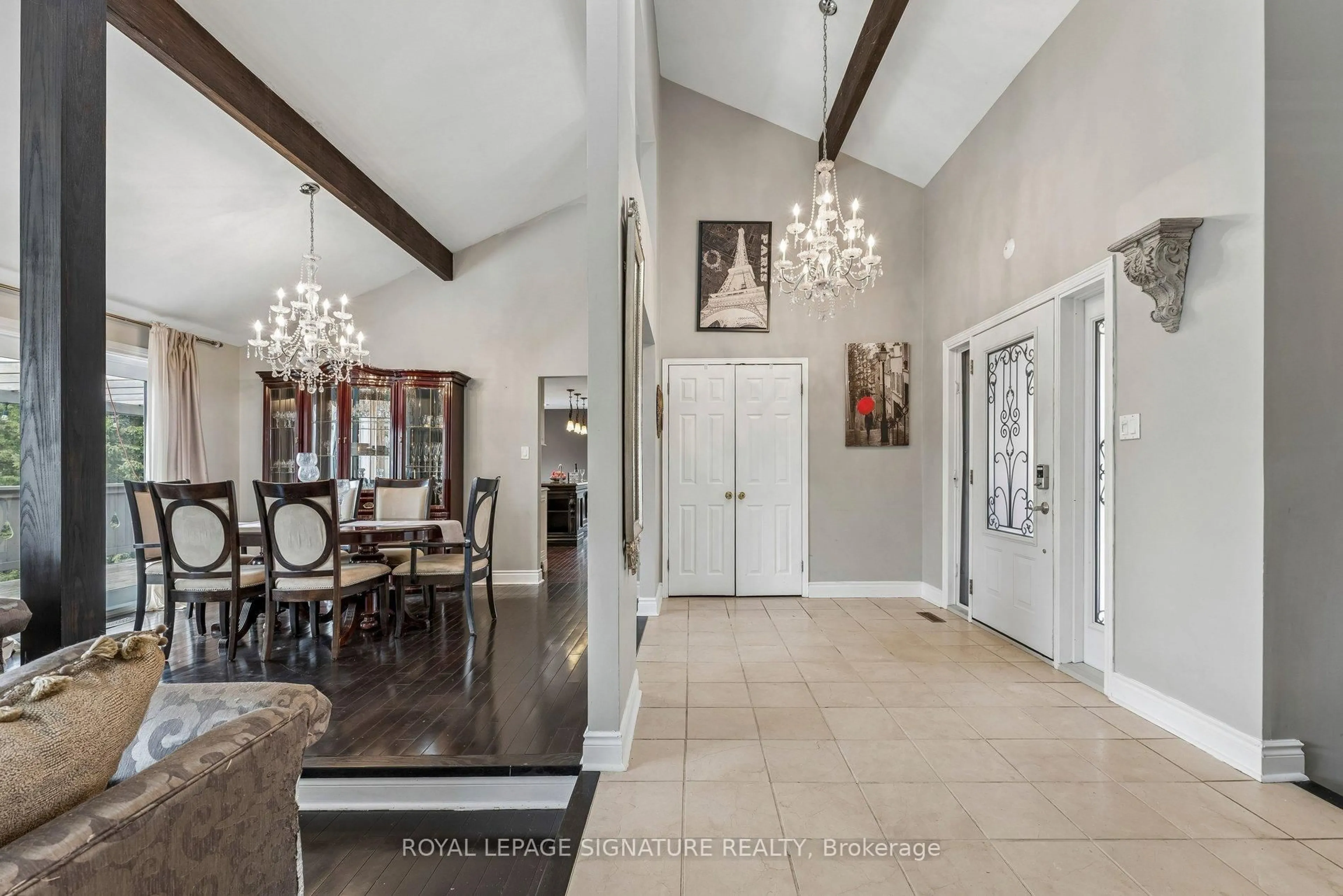 Indoor foyer for 16 Hilltop Cres, East Garafraxa Ontario L9W 6B8