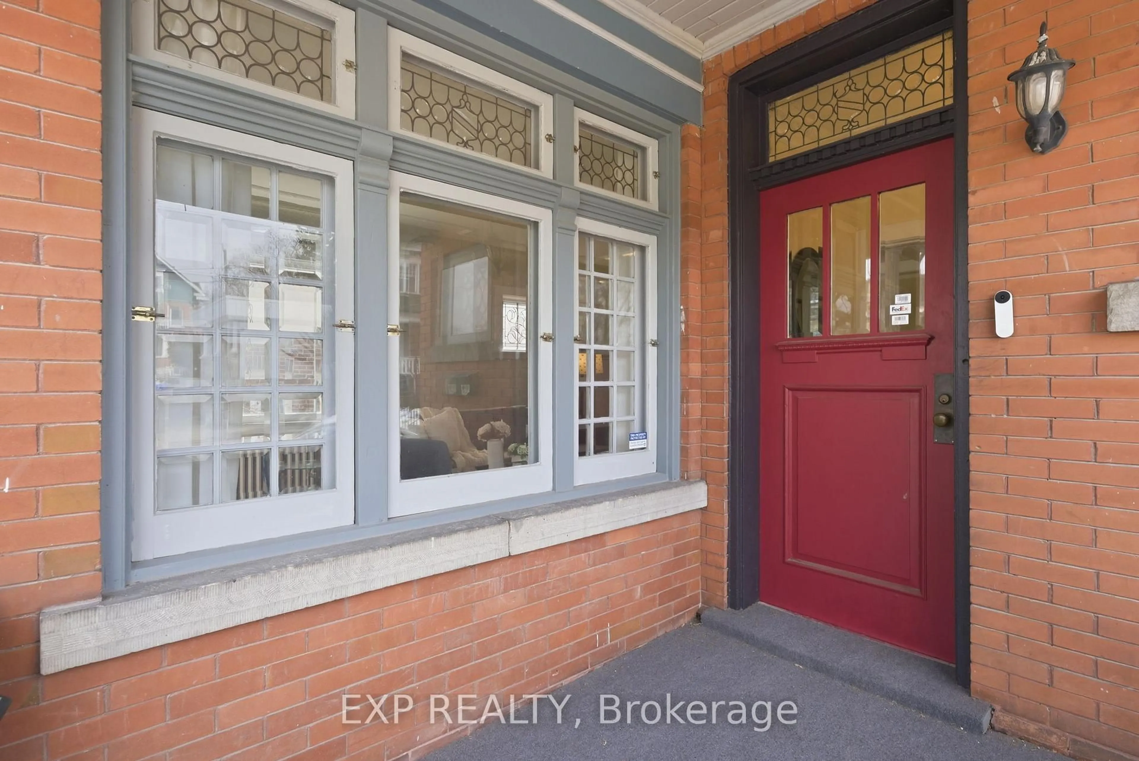 Indoor entryway for 385 Stewart St, Peterborough Ontario K9H 4A9