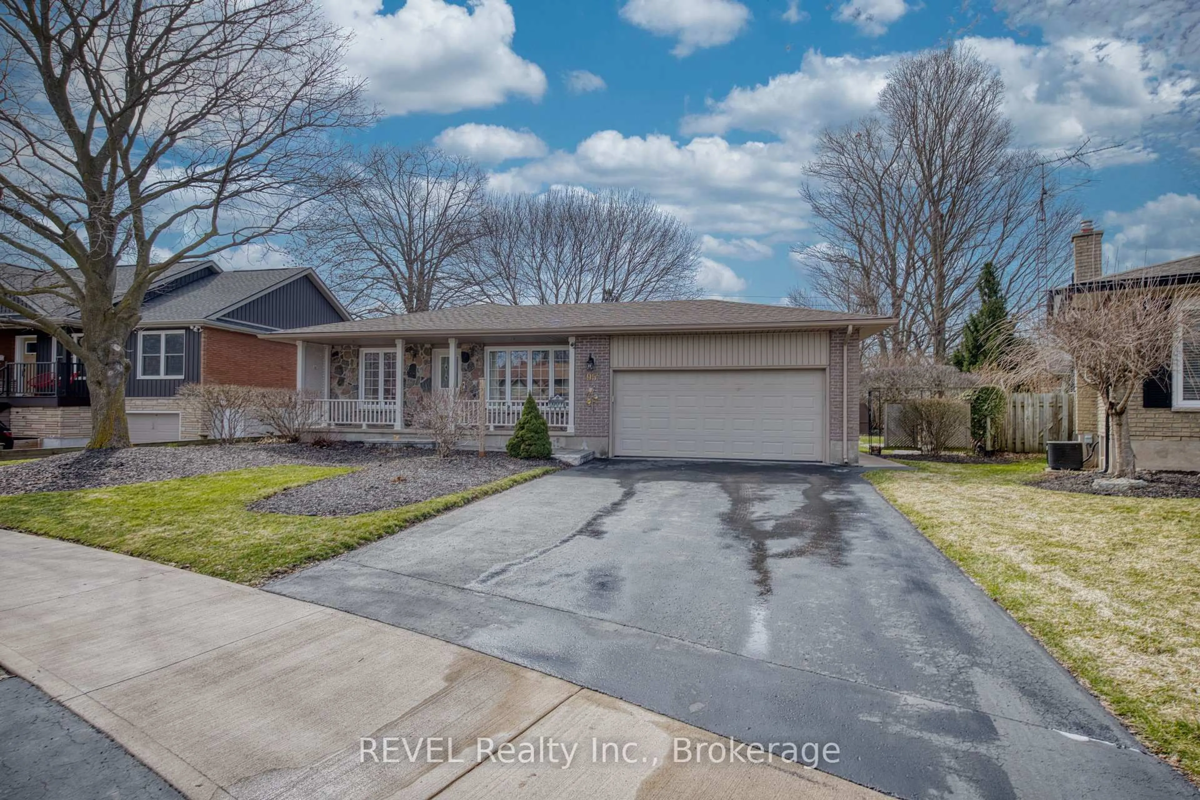 A pic from outside/outdoor area/front of a property/back of a property/a pic from drone, street for 95 LOYALIST Dr, Welland Ontario L3C 2X9
