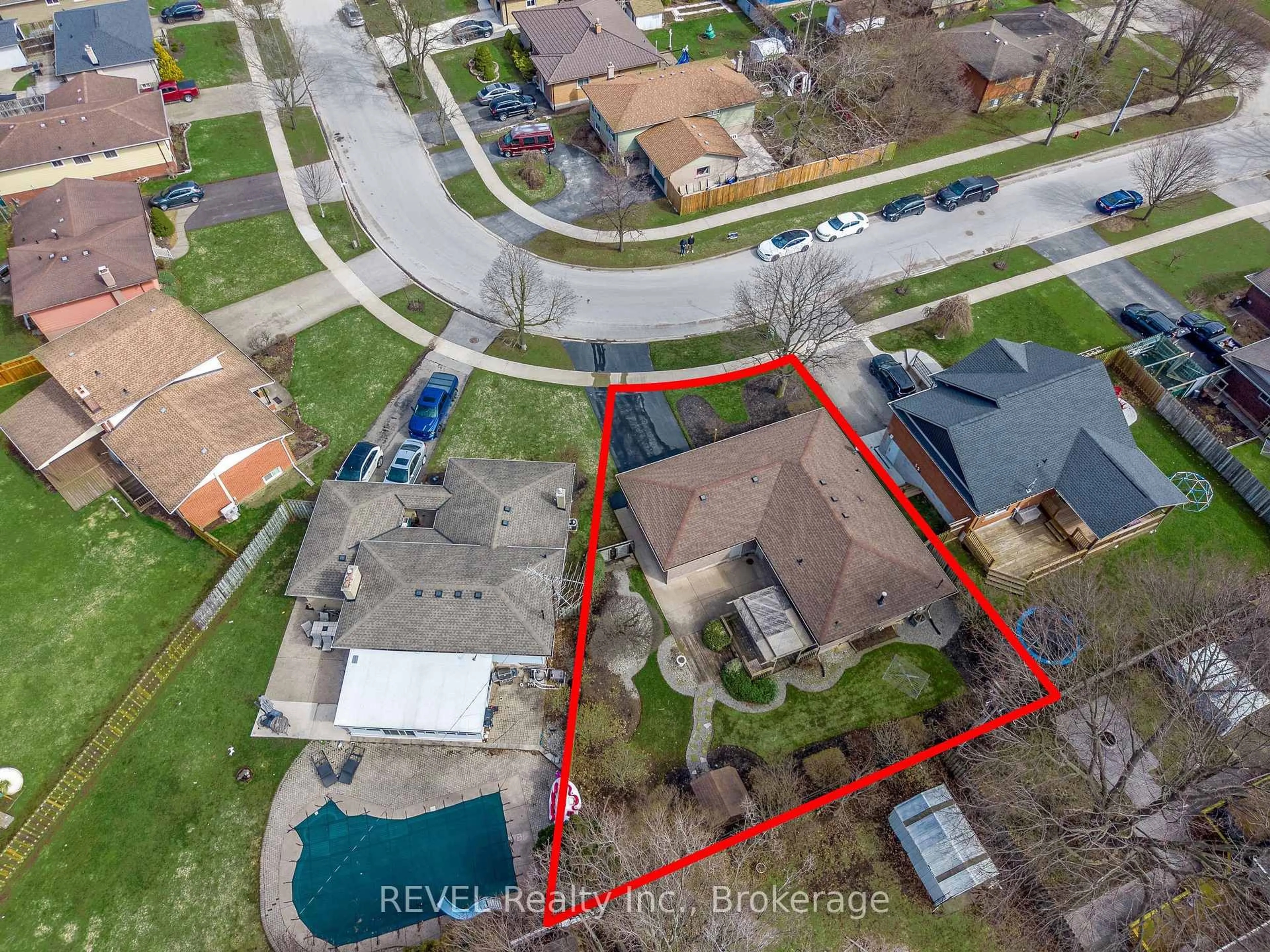 A pic from outside/outdoor area/front of a property/back of a property/a pic from drone, street for 95 LOYALIST Dr, Welland Ontario L3C 2X9