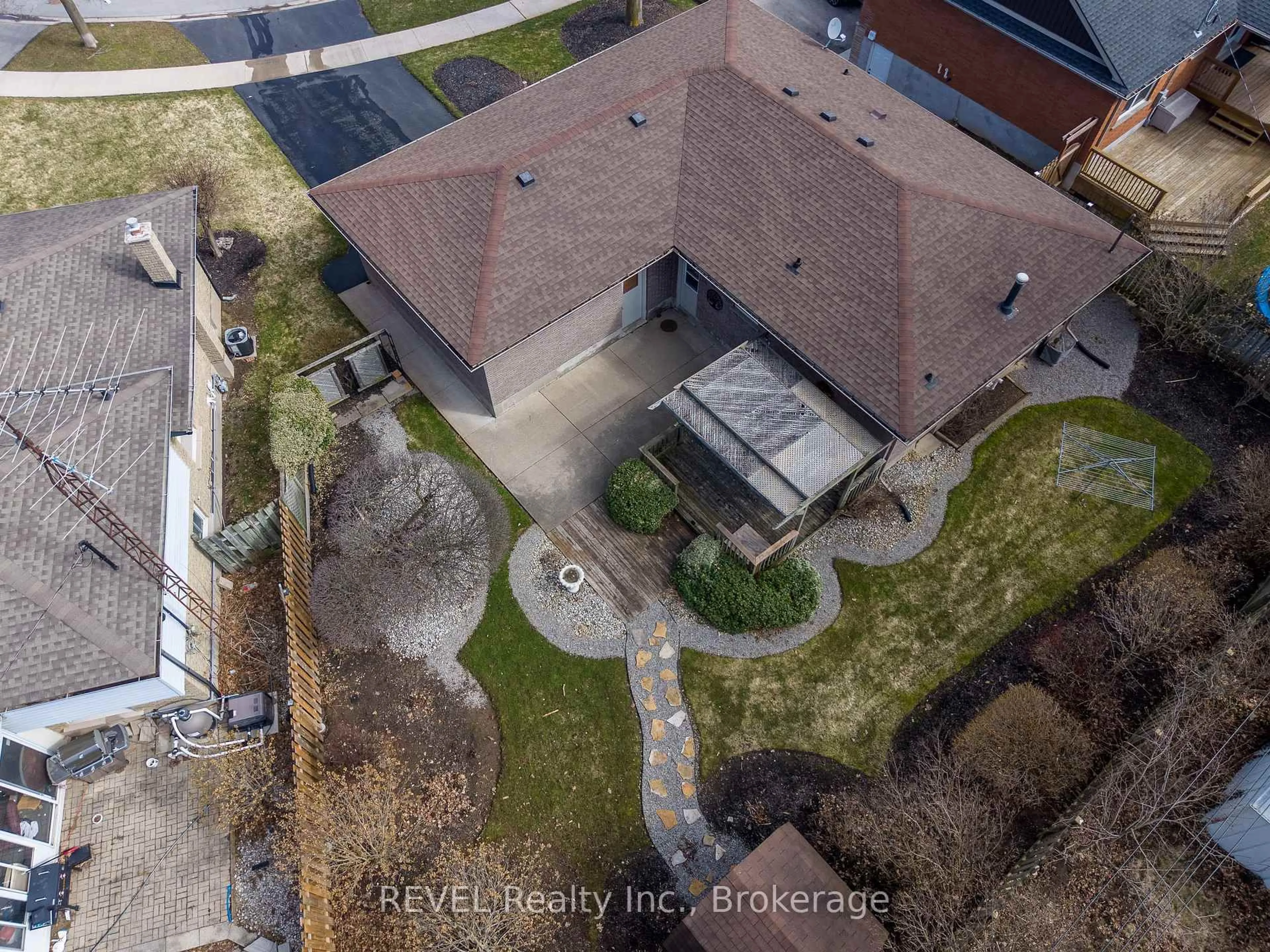 A pic from outside/outdoor area/front of a property/back of a property/a pic from drone, unknown for 95 LOYALIST Dr, Welland Ontario L3C 2X9