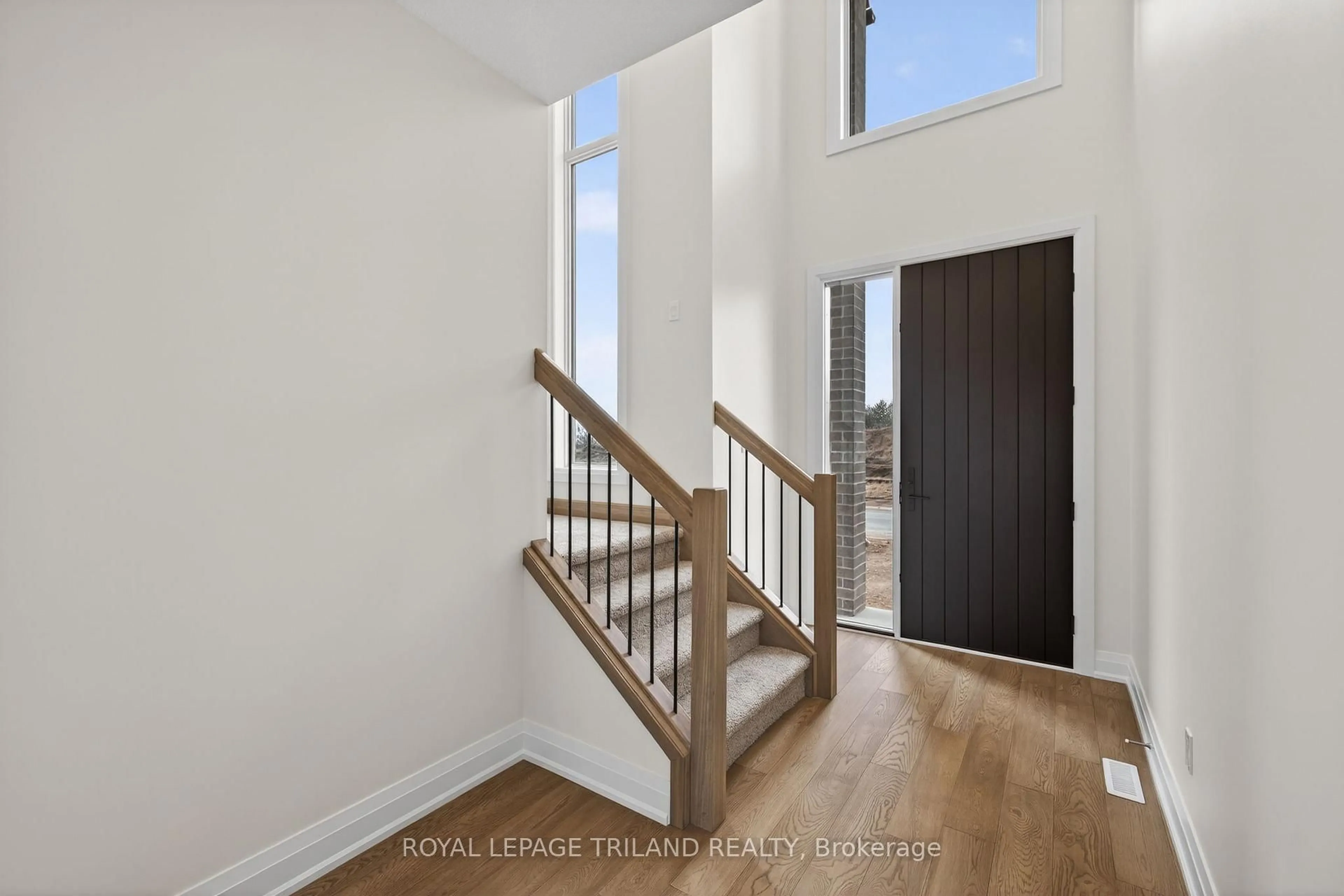 Indoor entryway for 28 Allister Dr, Middlesex Centre Ontario N0L 1R0