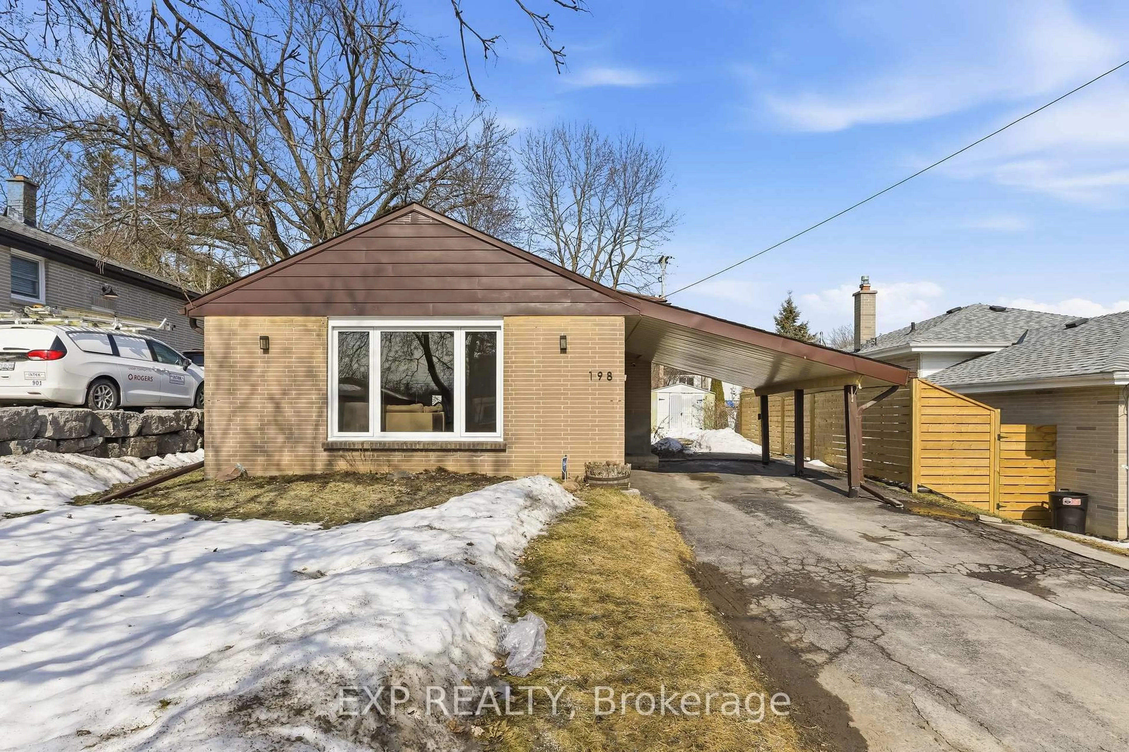 A pic from outside/outdoor area/front of a property/back of a property/a pic from drone, street for 198 Shelbourne St, Peterborough Ontario K9H 5K4