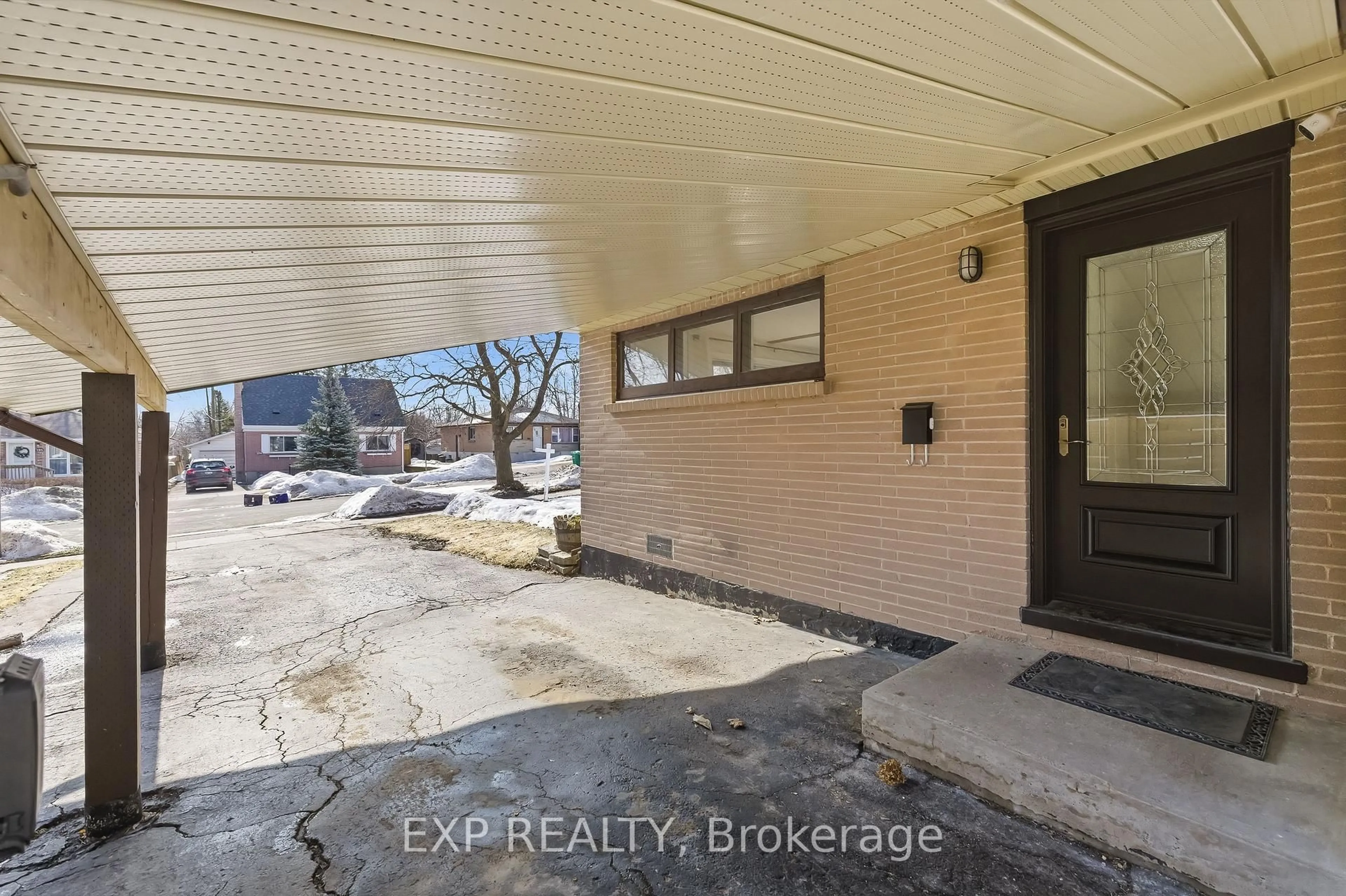 Indoor entryway for 198 Shelbourne St, Peterborough Ontario K9H 5K4