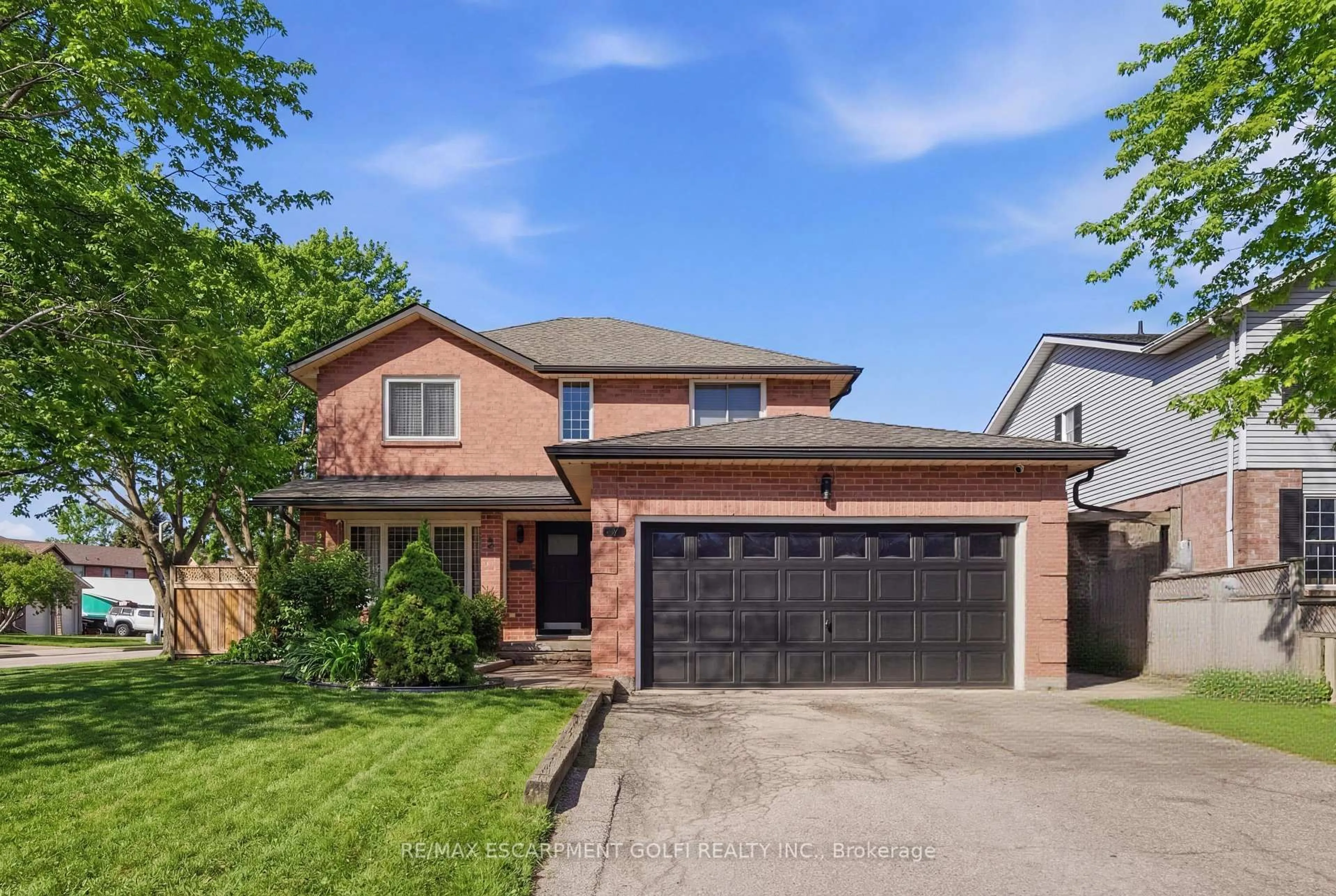 Home with brick exterior material, street for 2 Hickory Crt, Welland Ontario L3C 6S9
