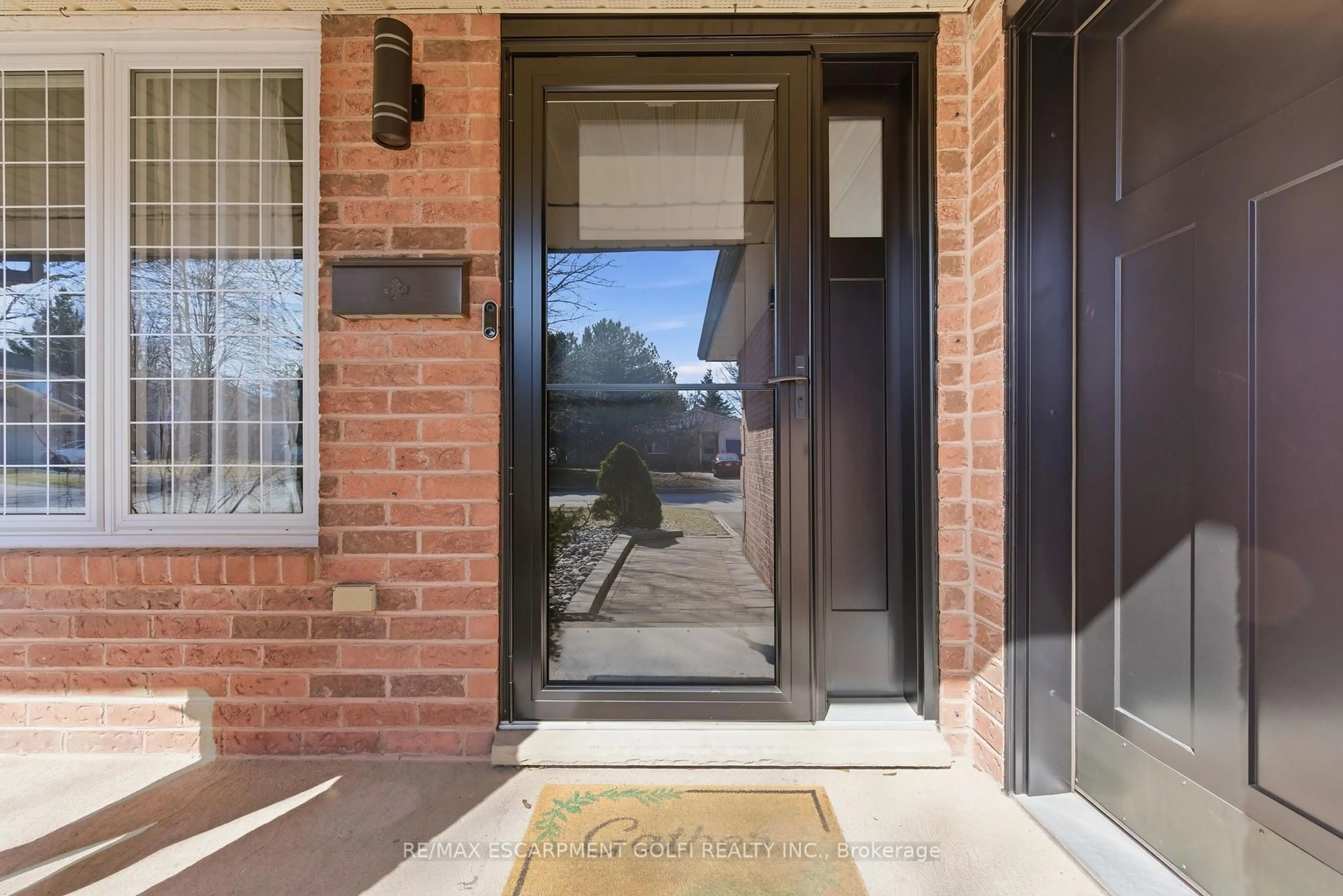 Indoor entryway for 2 Hickory Crt, Welland Ontario L3C 6S9