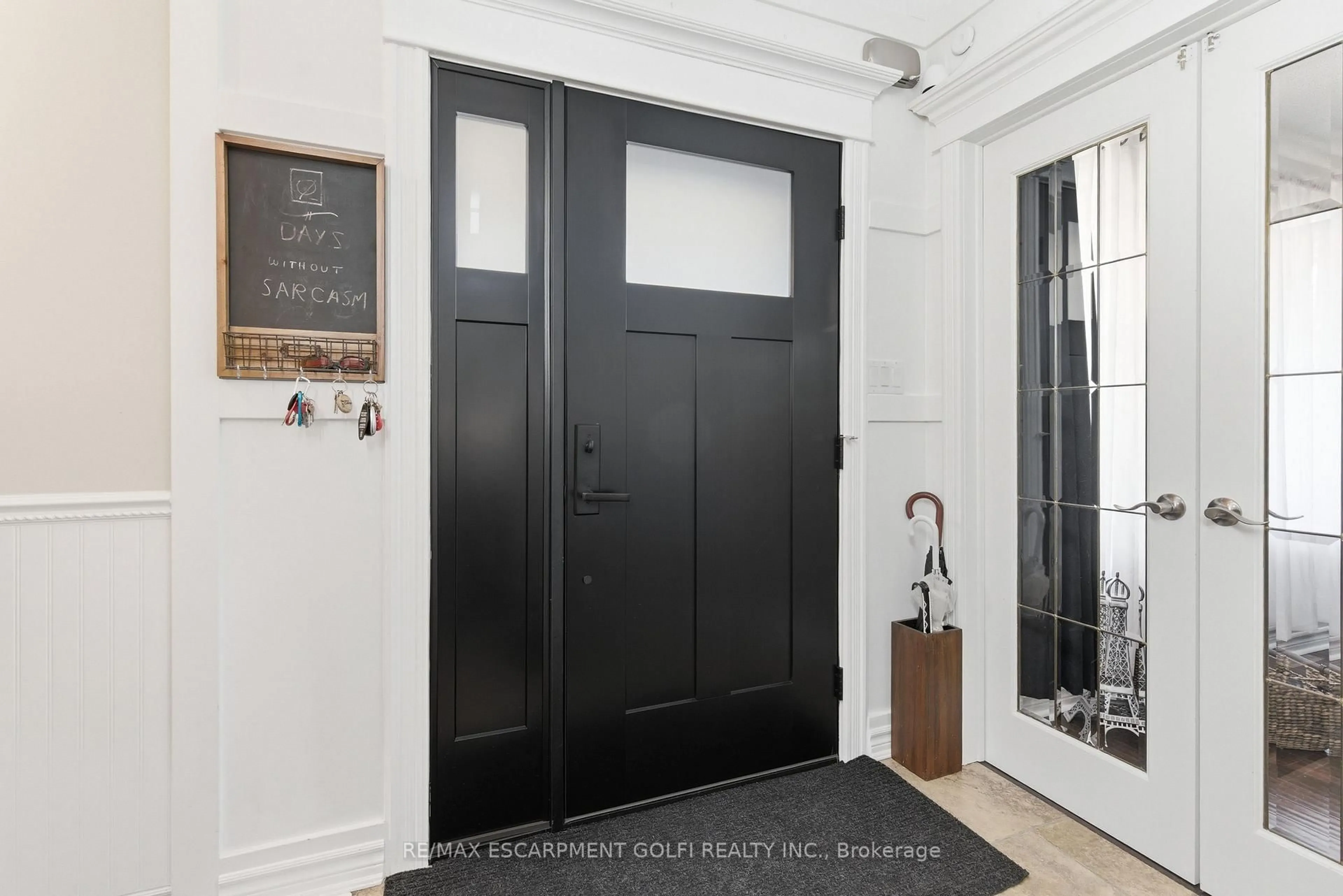 Indoor entryway for 2 Hickory Crt, Welland Ontario L3C 6S9