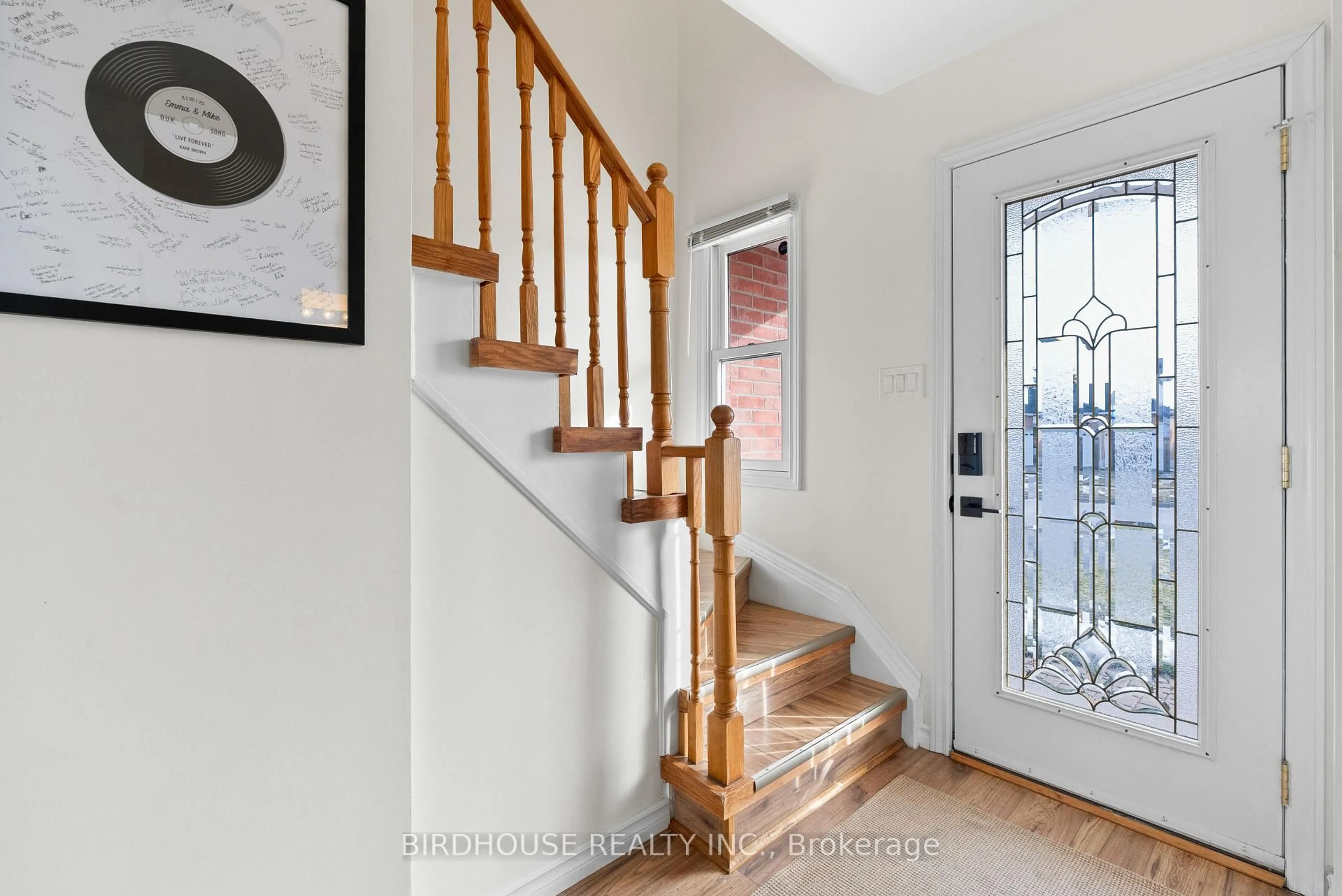 Indoor entryway for 199 Elgin St, Kawartha Lakes Ontario K9V 6B1