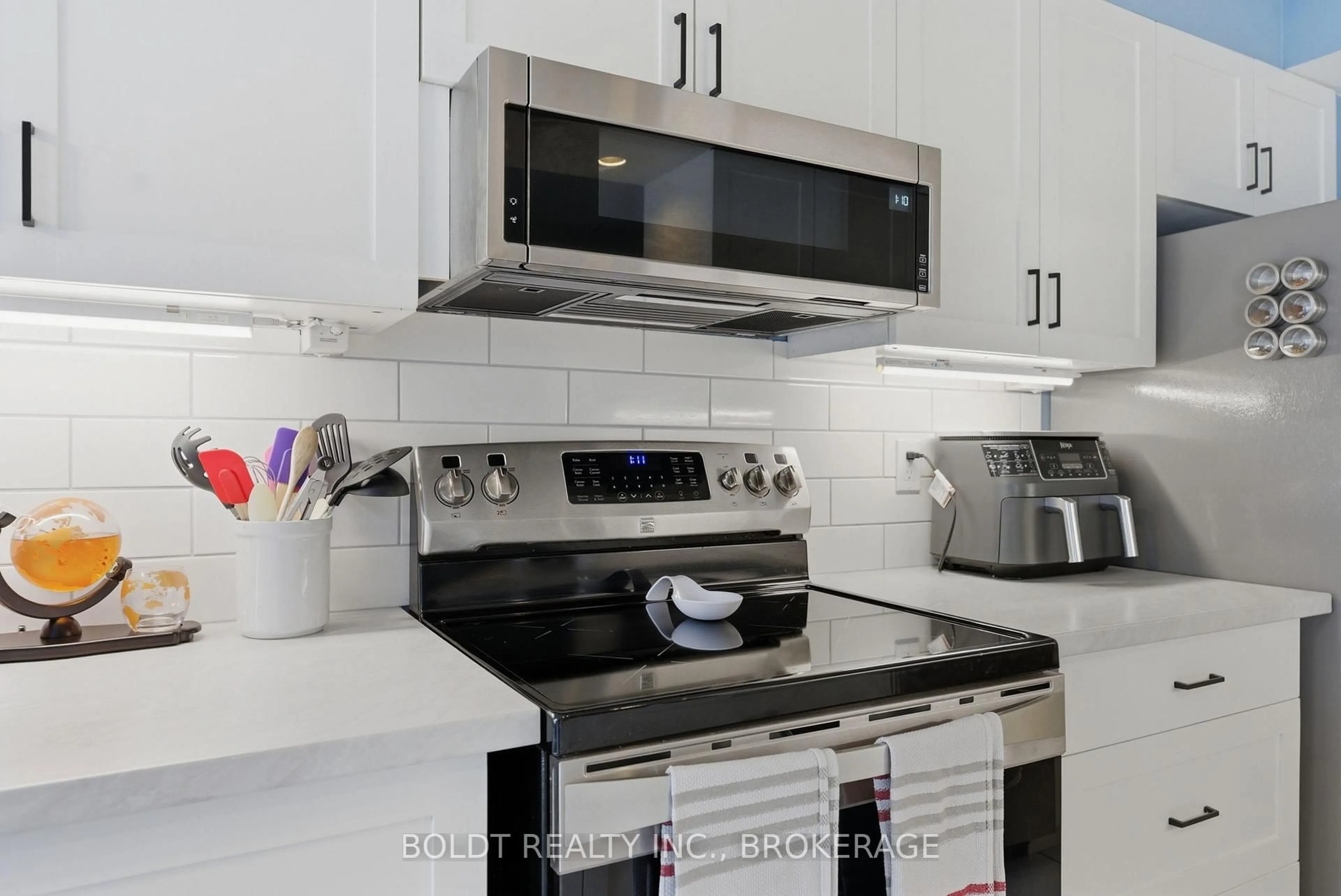 Standard kitchen, ceramic/tile floor for 10 Ajax St, Guelph Ontario N1H 7N6