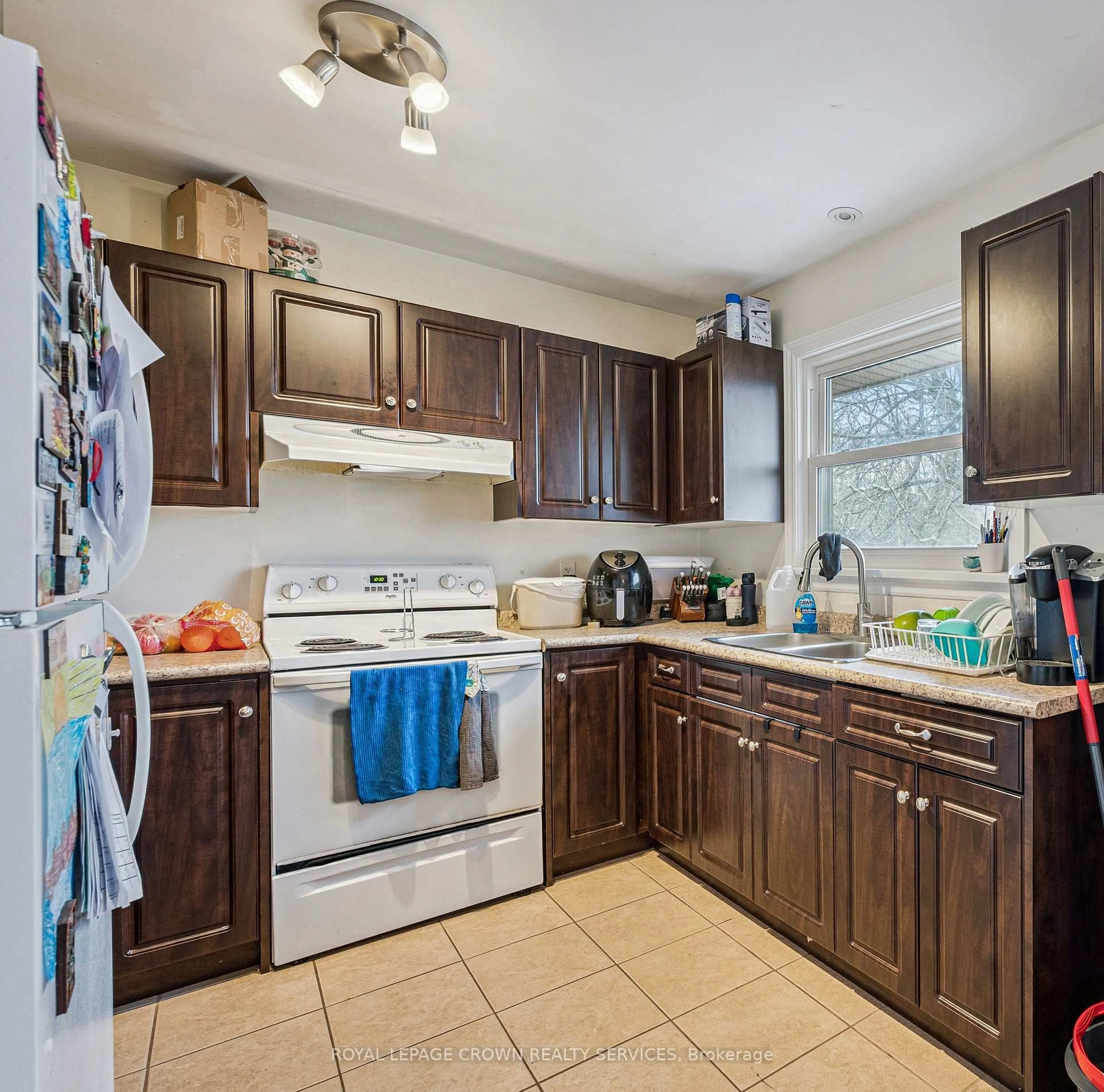 Standard kitchen, ceramic/tile floor for 16 Stephen St, Cambridge Ontario N1S 3R8