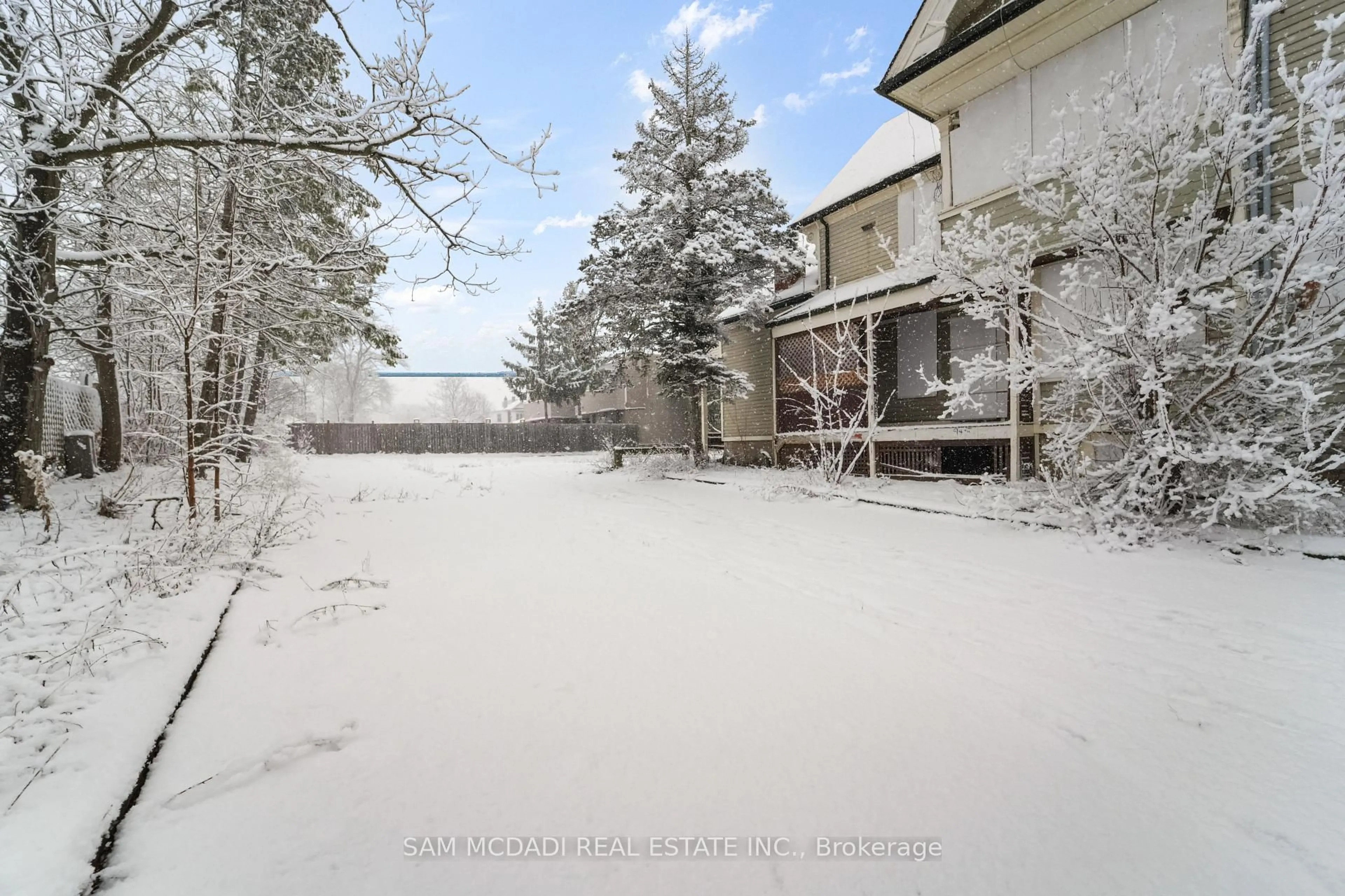 Patio, unknown for 24 Burgar St, Welland Ontario L3B 2S7