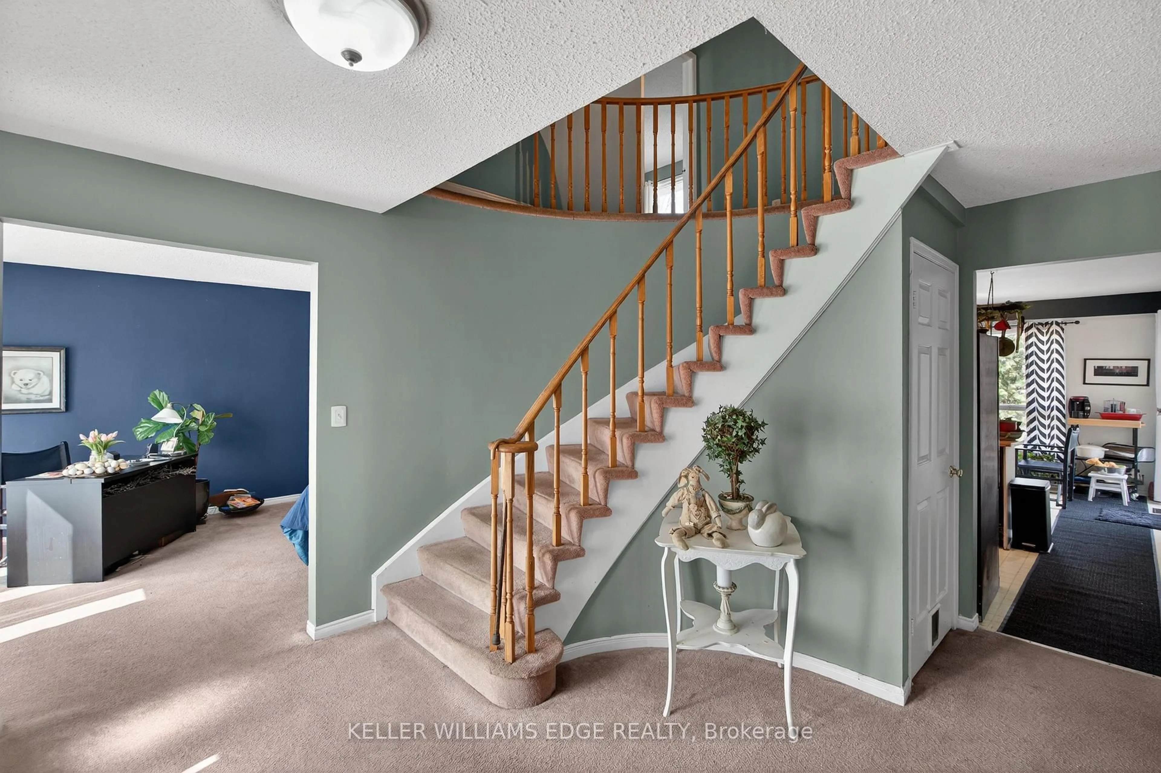 Indoor entryway for 11 Giffin Rd, Hamilton Ontario L9H 6S4