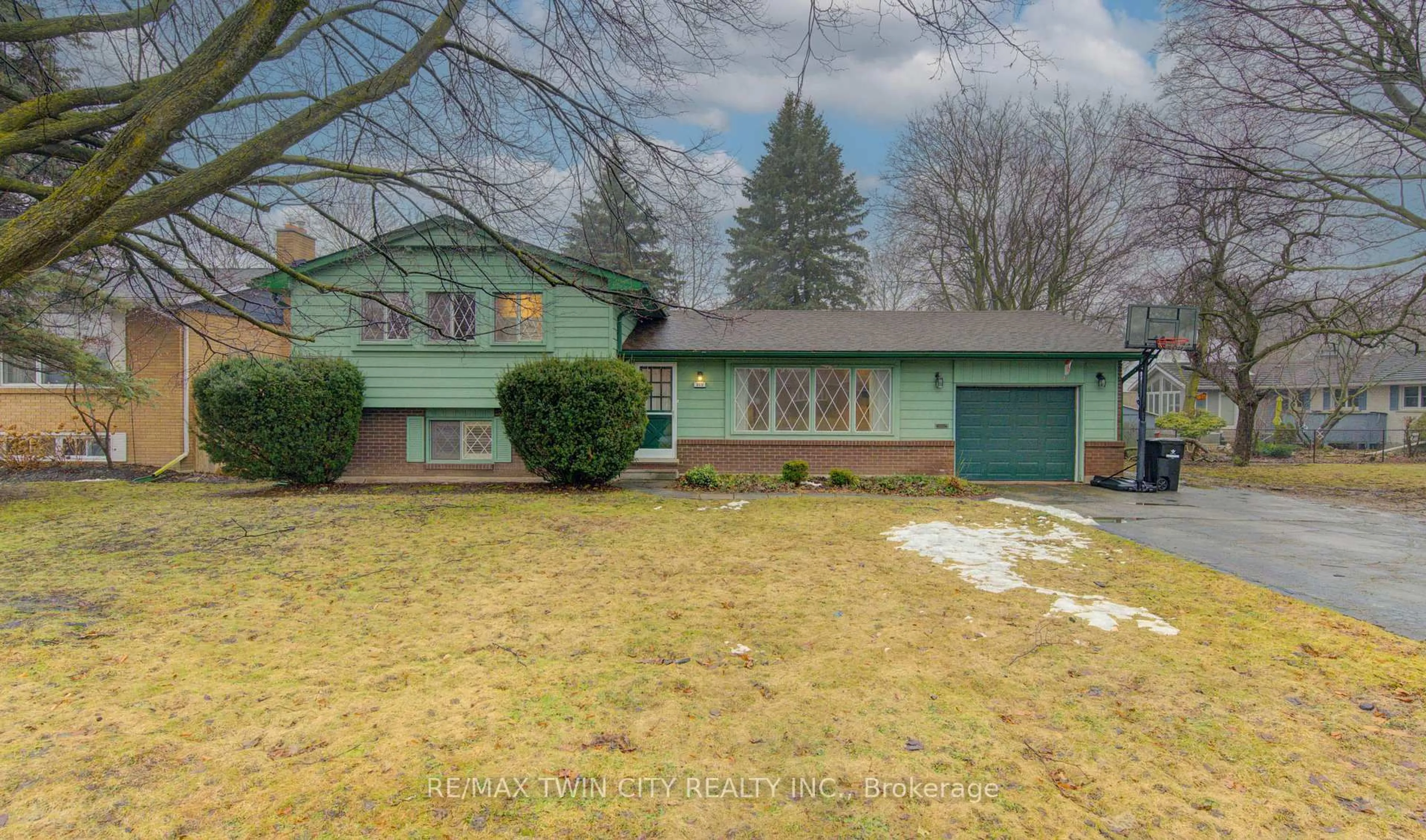 A pic from outside/outdoor area/front of a property/back of a property/a pic from drone, street for 313 Braemore Ave, Waterloo Ontario N2K 1T5