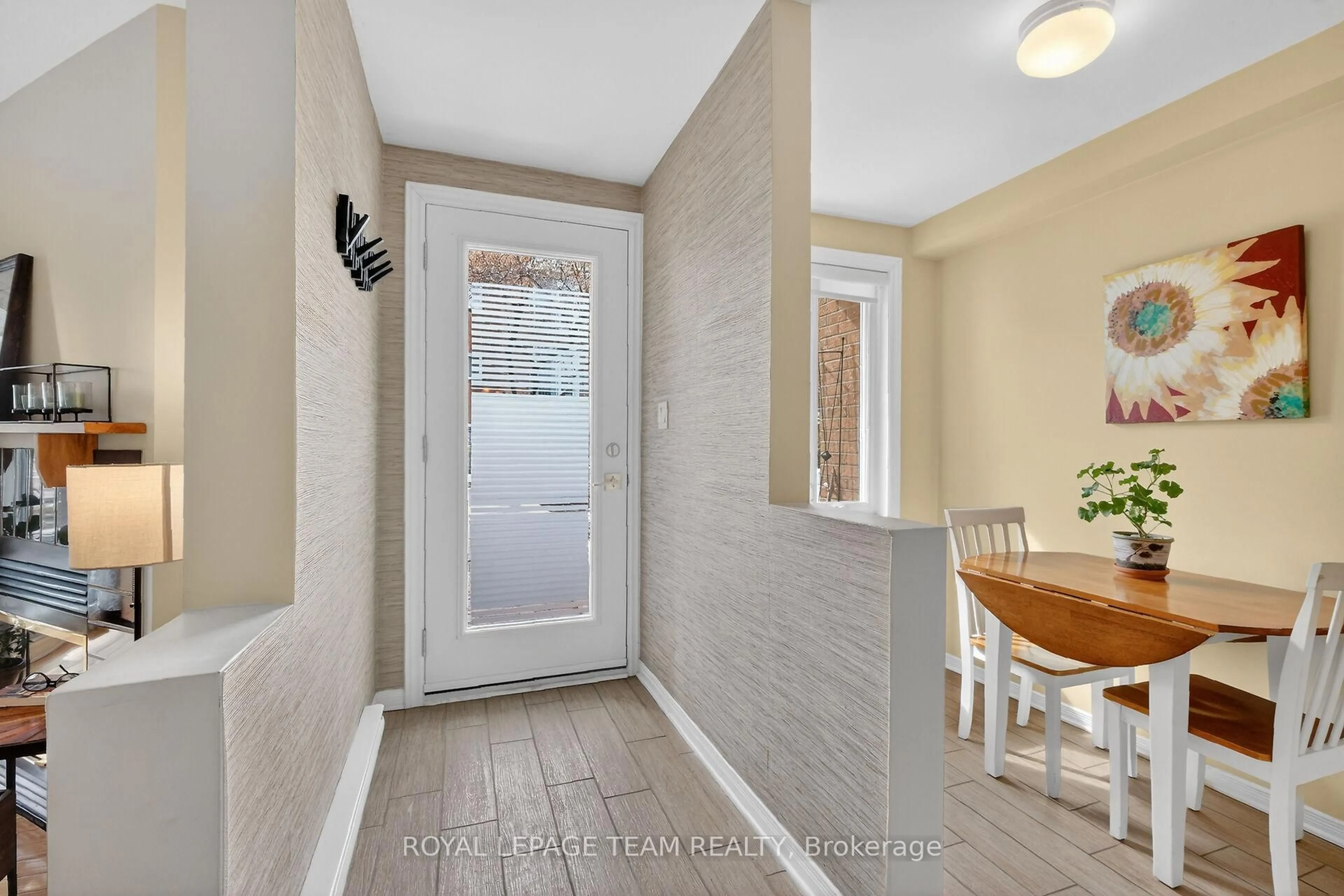 Indoor entryway for 62 Donald St #202A, Ottawa Ontario K1K 1N2