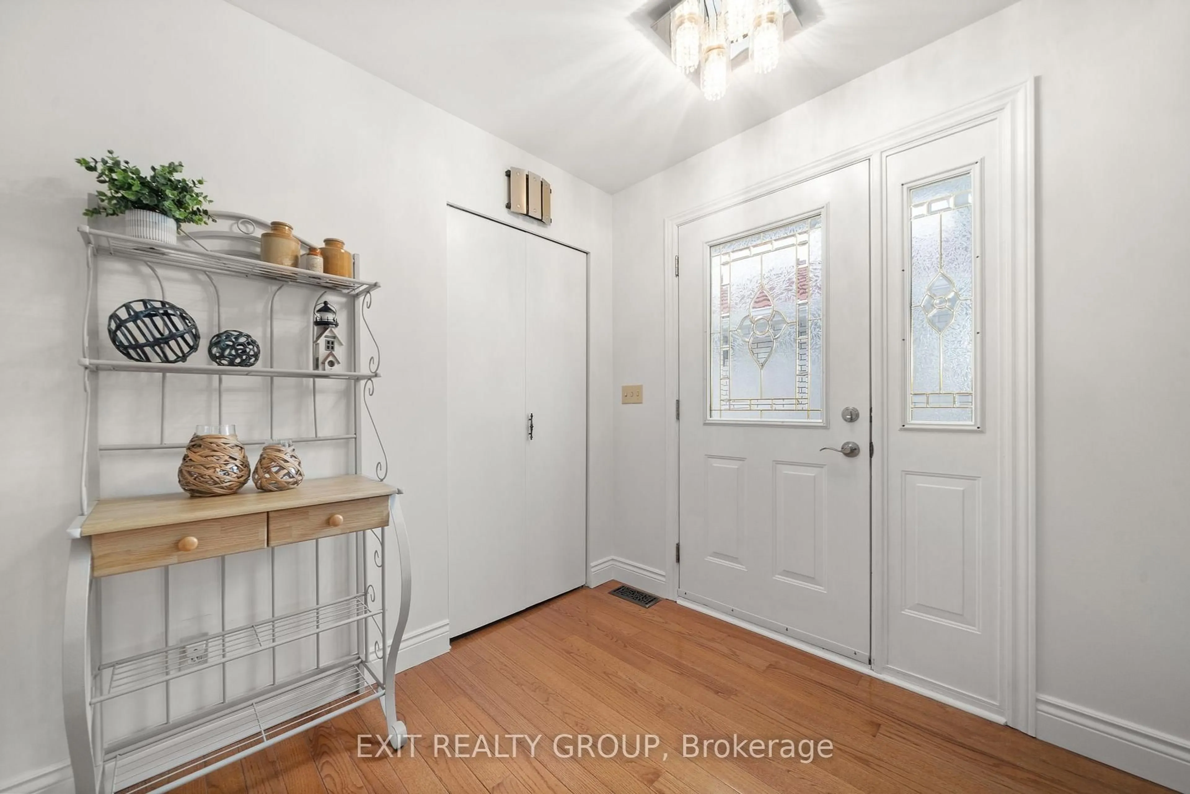 Indoor entryway for 95 Boundary Rd, Belleville Ontario K0K 2Y0