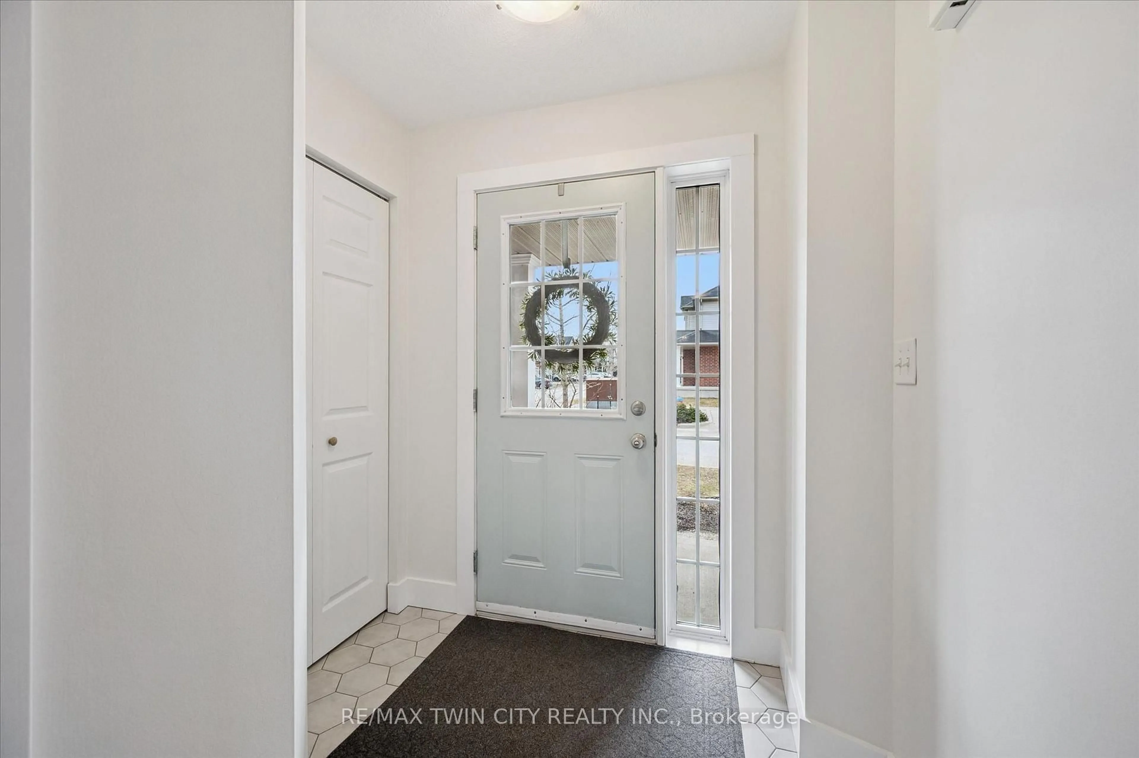 Indoor entryway for 468 Doon Dr #7, Kitchener Ontario N2P 0A2