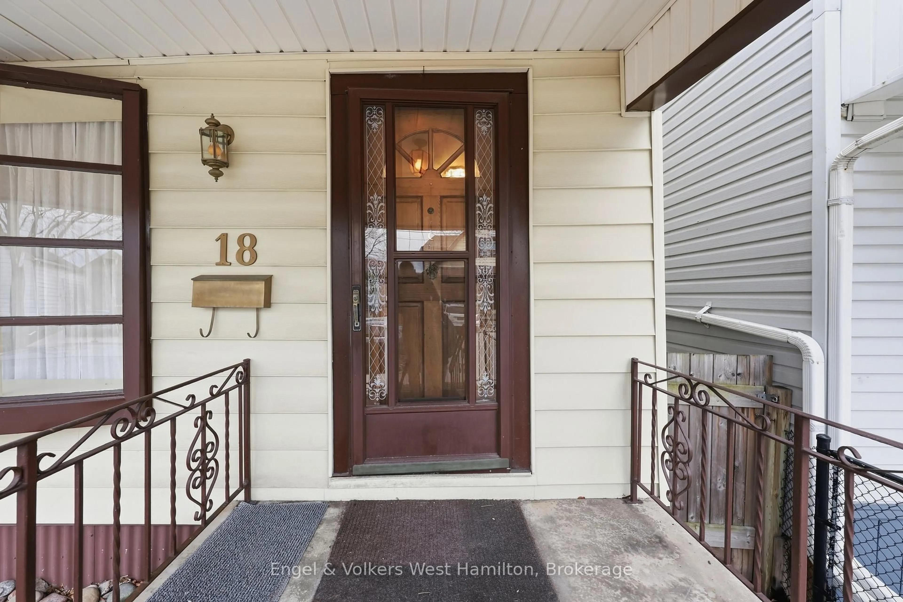 Indoor entryway for 18 Mayflower Ave, Hamilton Ontario L8L 2K4