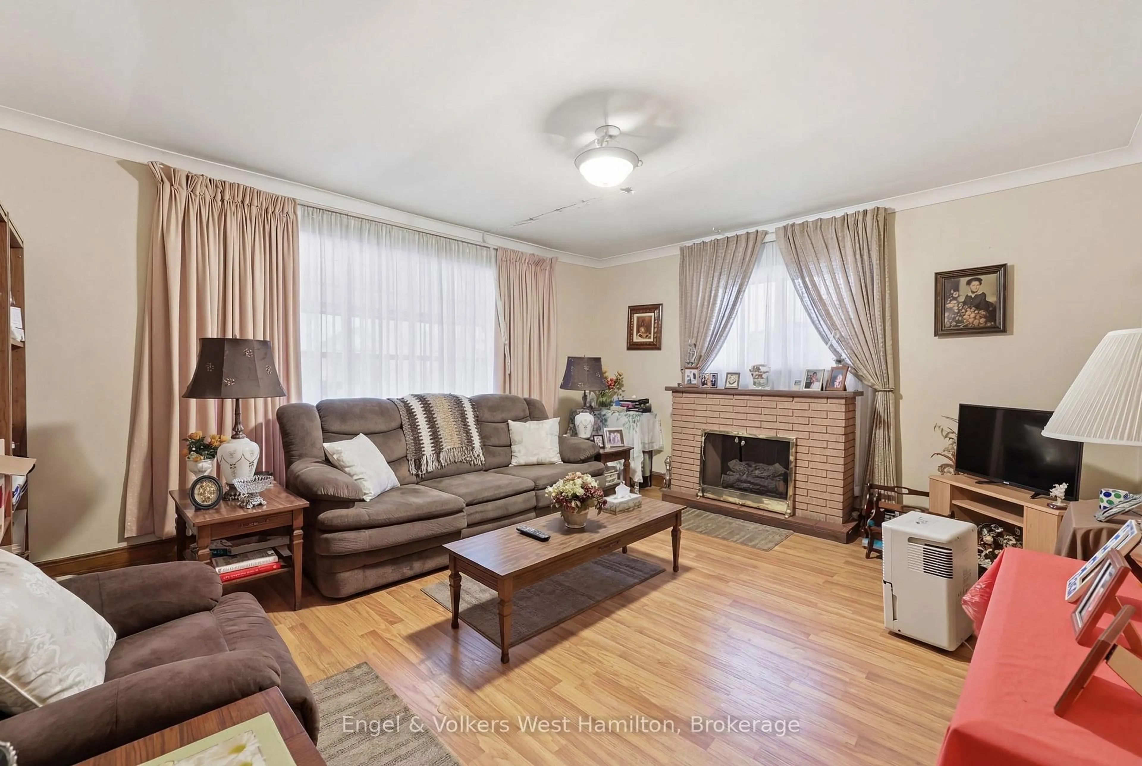 Living room with furniture, wood/laminate floor for 18 Mayflower Ave, Hamilton Ontario L8L 2K4