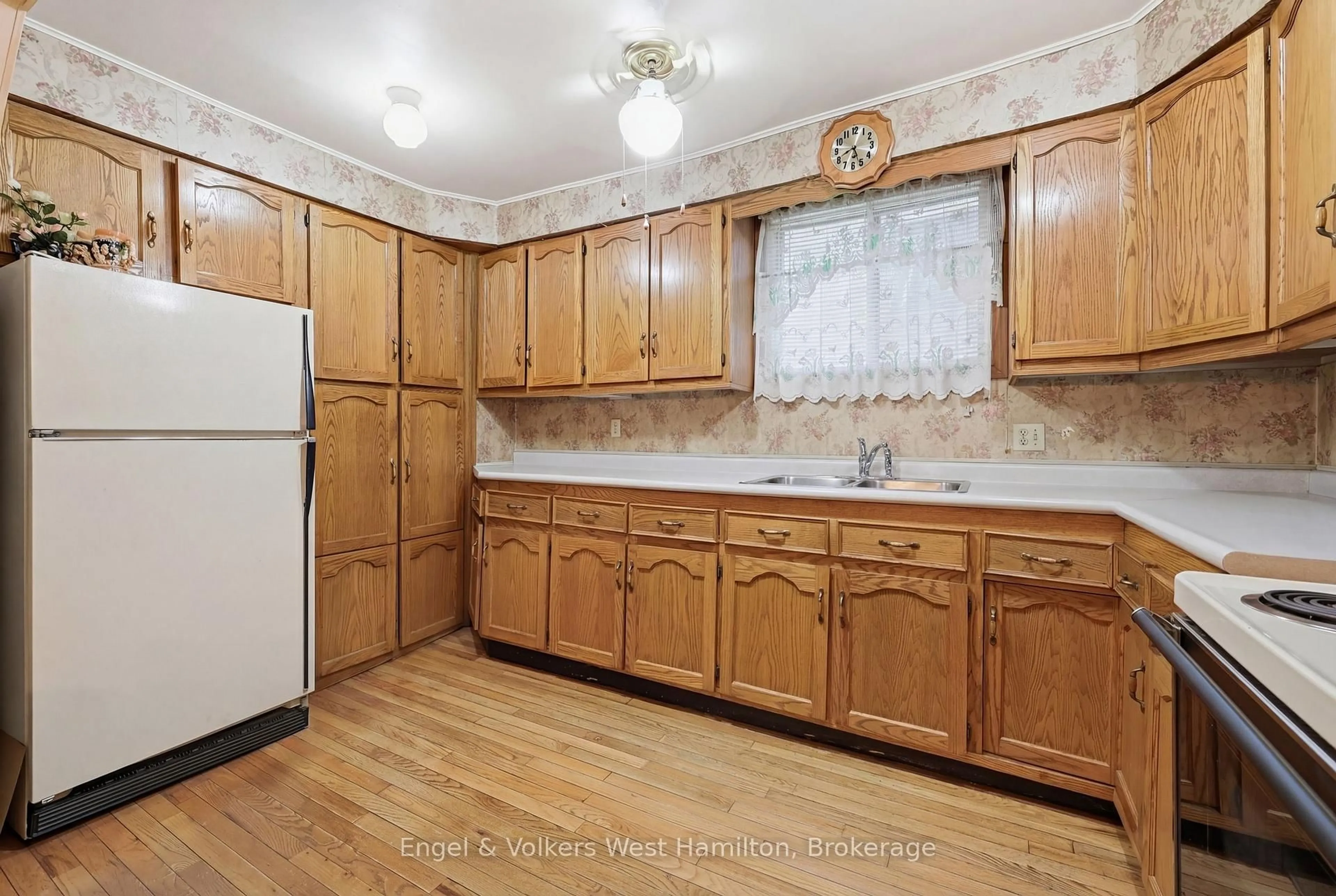Standard kitchen, unknown for 18 Mayflower Ave, Hamilton Ontario L8L 2K4