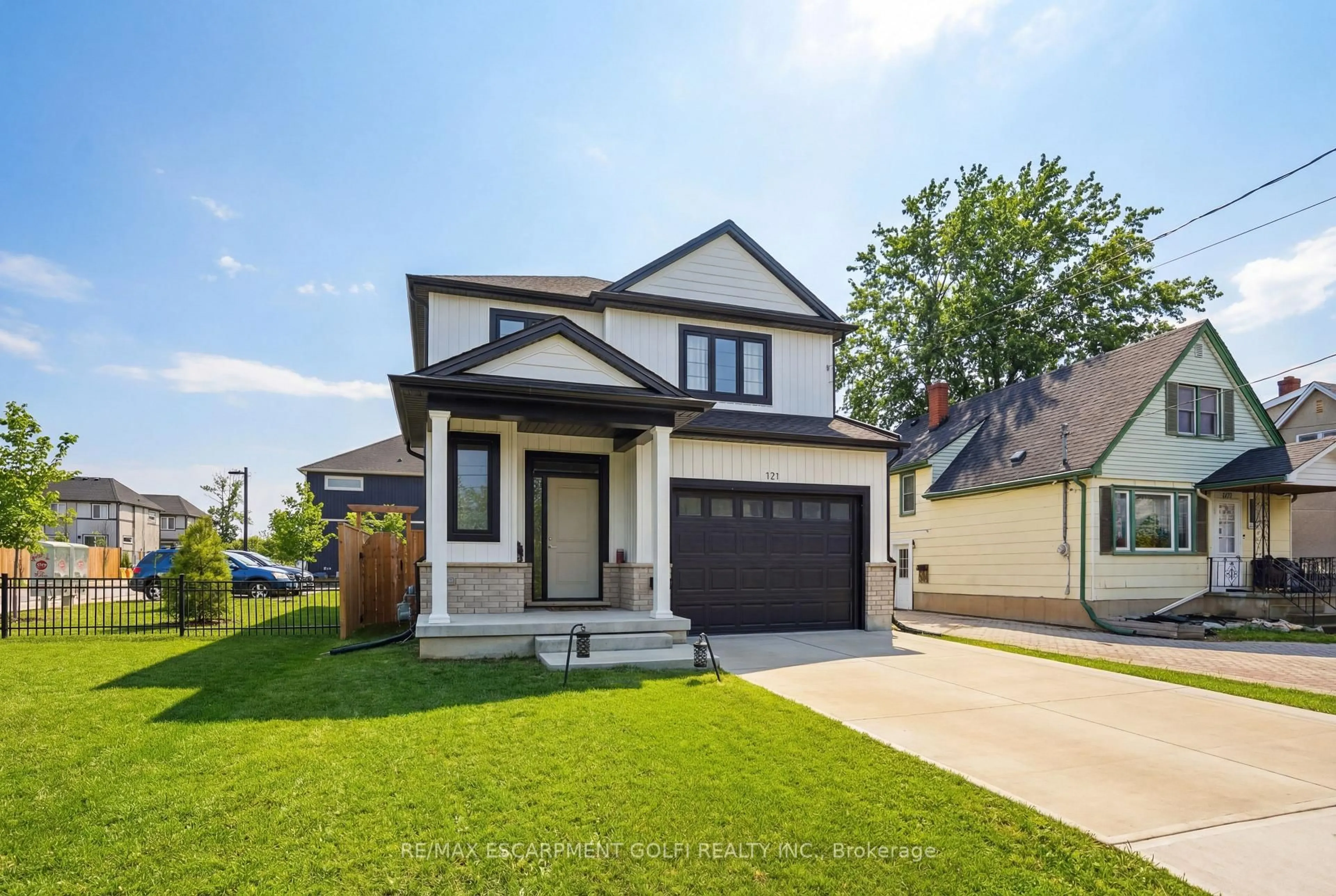 Home with vinyl exterior material, street for 121 Moffatt St, St. Catharines Ontario L2P 2L7