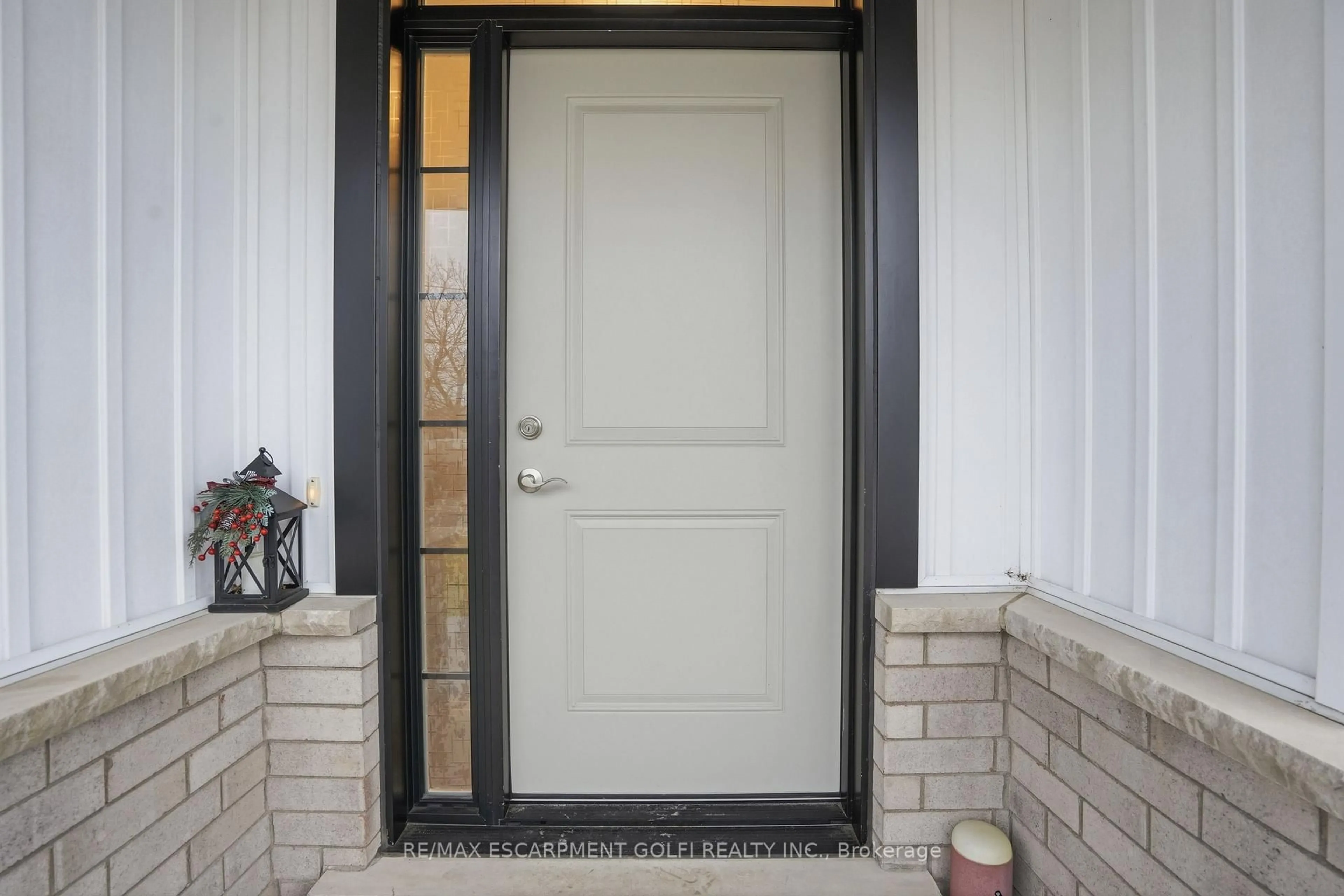 Indoor entryway for 121 Moffatt St, St. Catharines Ontario L2P 2L7