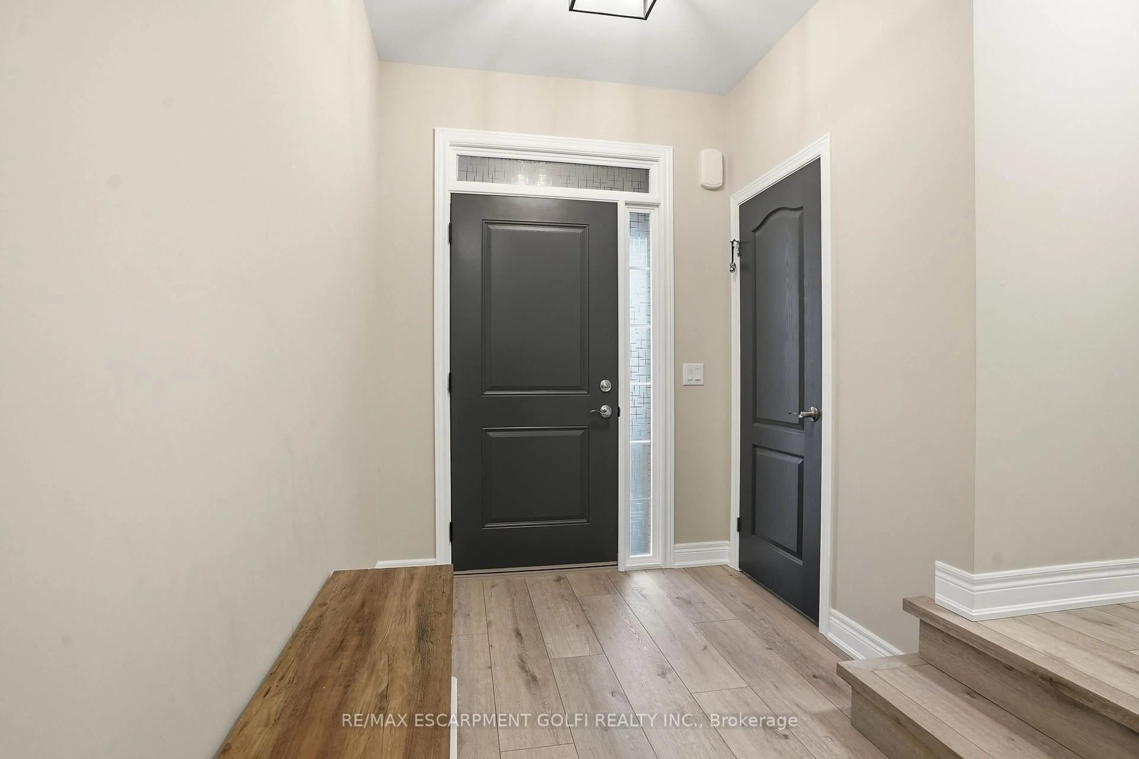 Indoor entryway for 121 Moffatt St, St. Catharines Ontario L2P 2L7