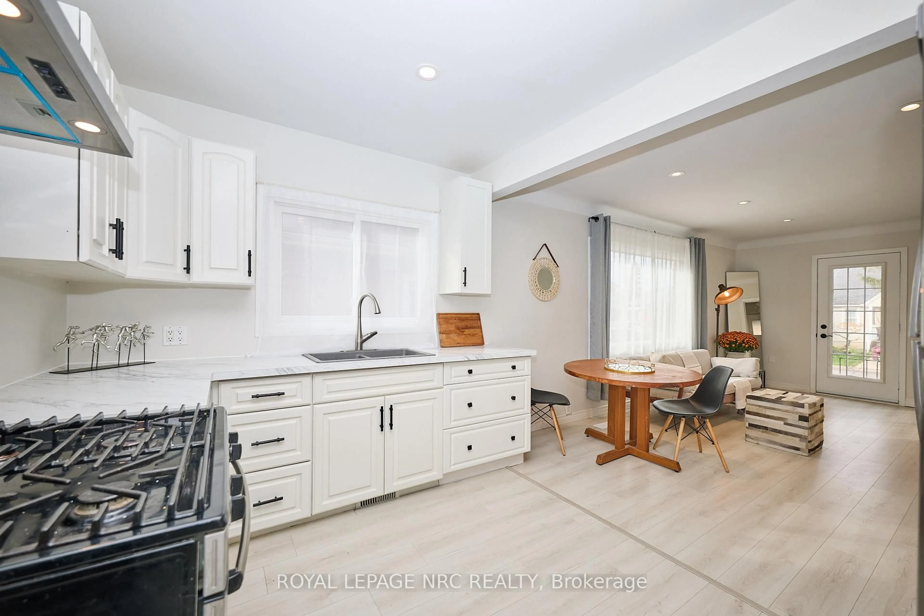 Open concept kitchen, ceramic/tile floor for 10 Fairburn Ave, St. Catharines Ontario L2T 1B2