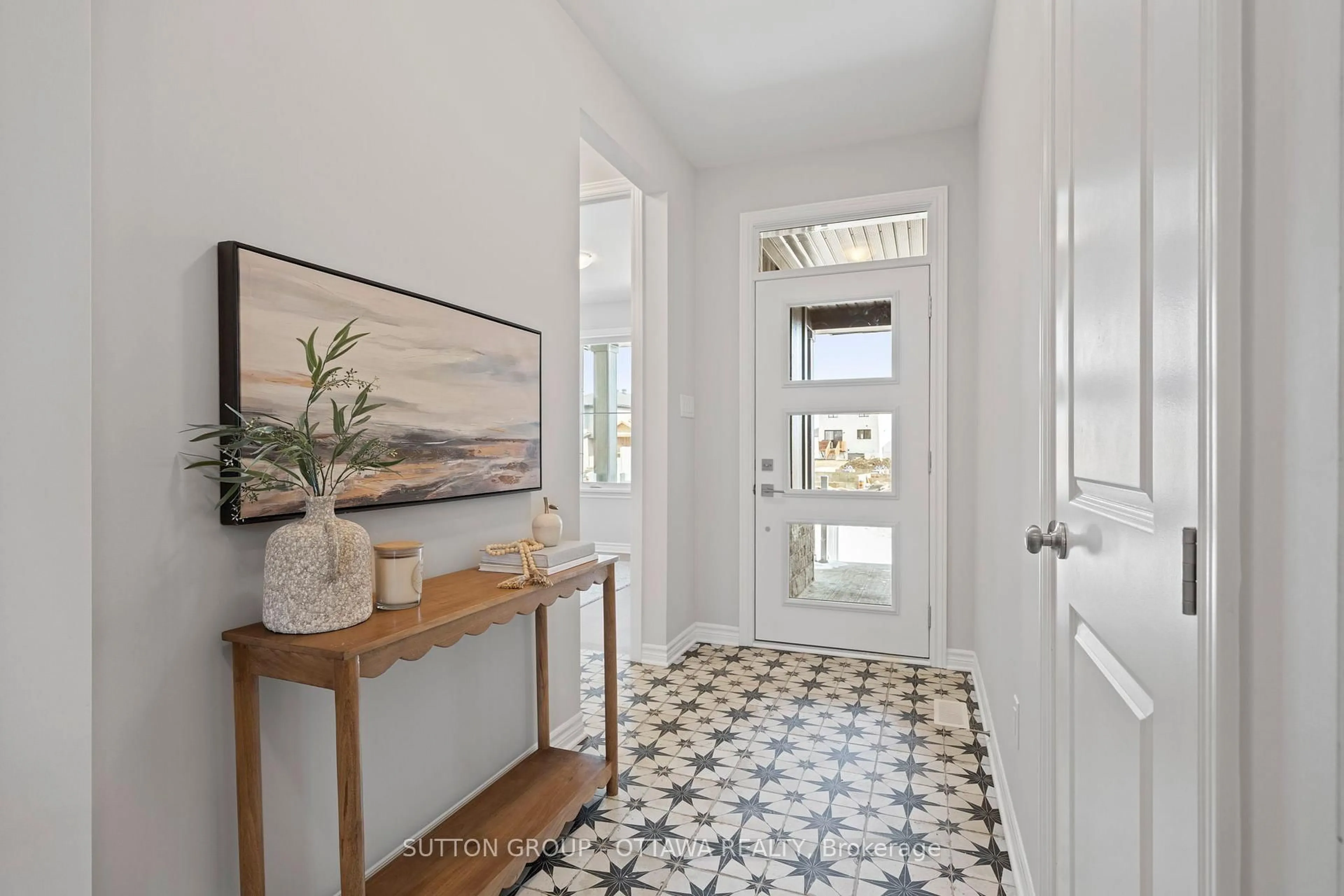 Indoor entryway for 1151 BRONZE Ave, Clarence-Rockland Ontario K4K 0M9