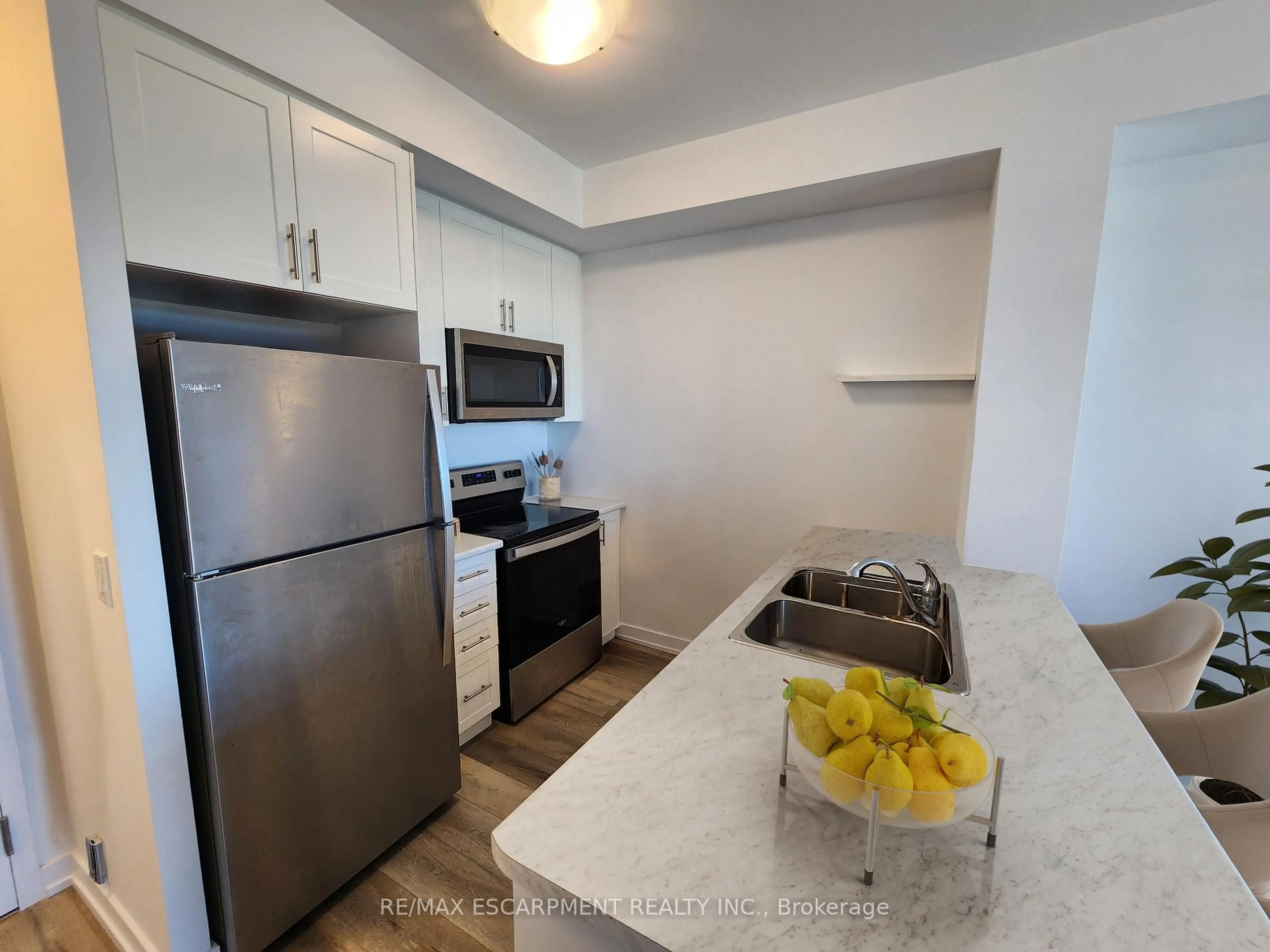 Standard kitchen, unknown for 5055 Greenlane Rd #313, Lincoln Ontario L0R 1B3