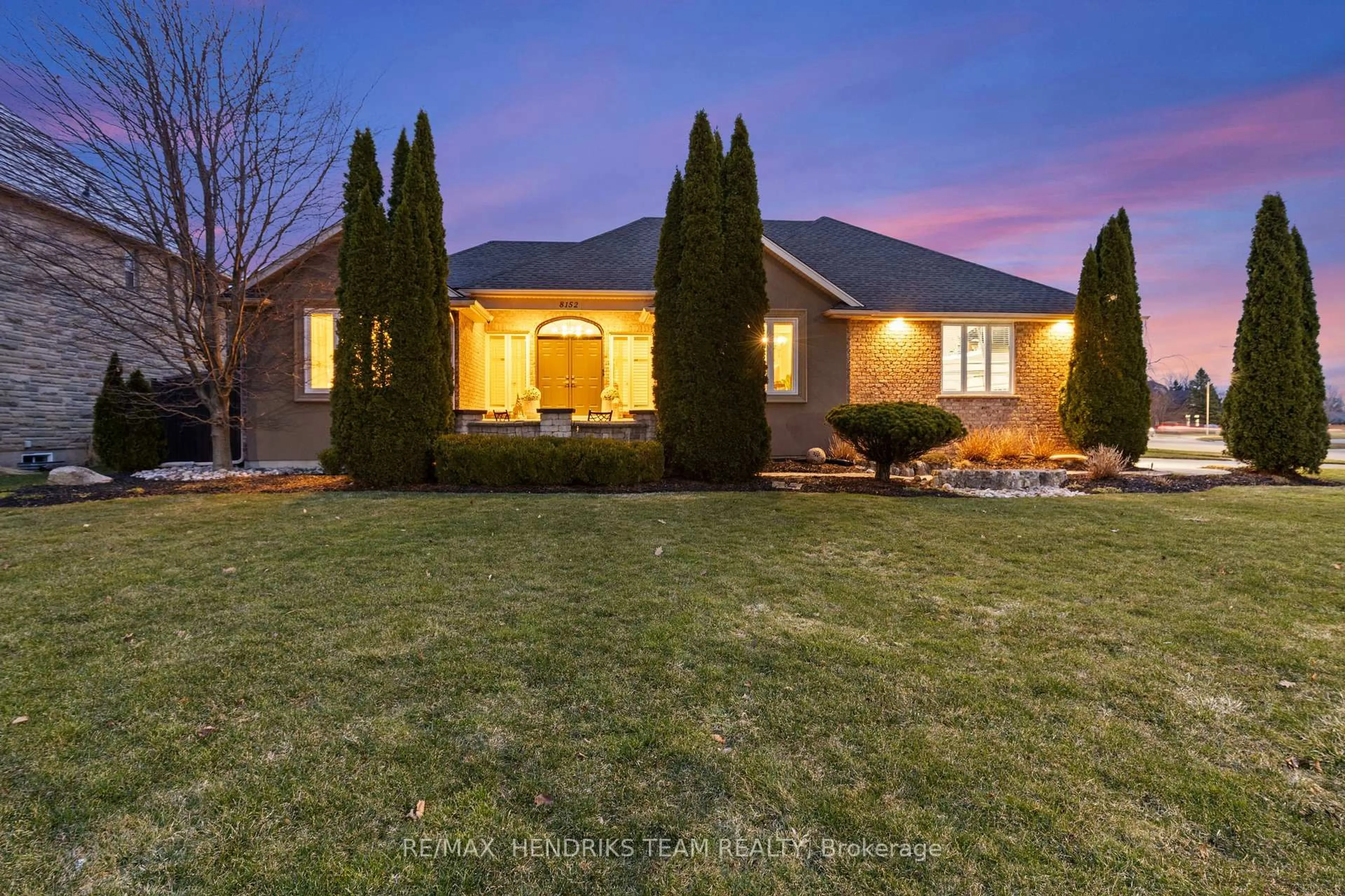 A pic from outside/outdoor area/front of a property/back of a property/a pic from drone, street for 8152 Westminster Dr, Niagara Falls Ontario L2H 2Y8