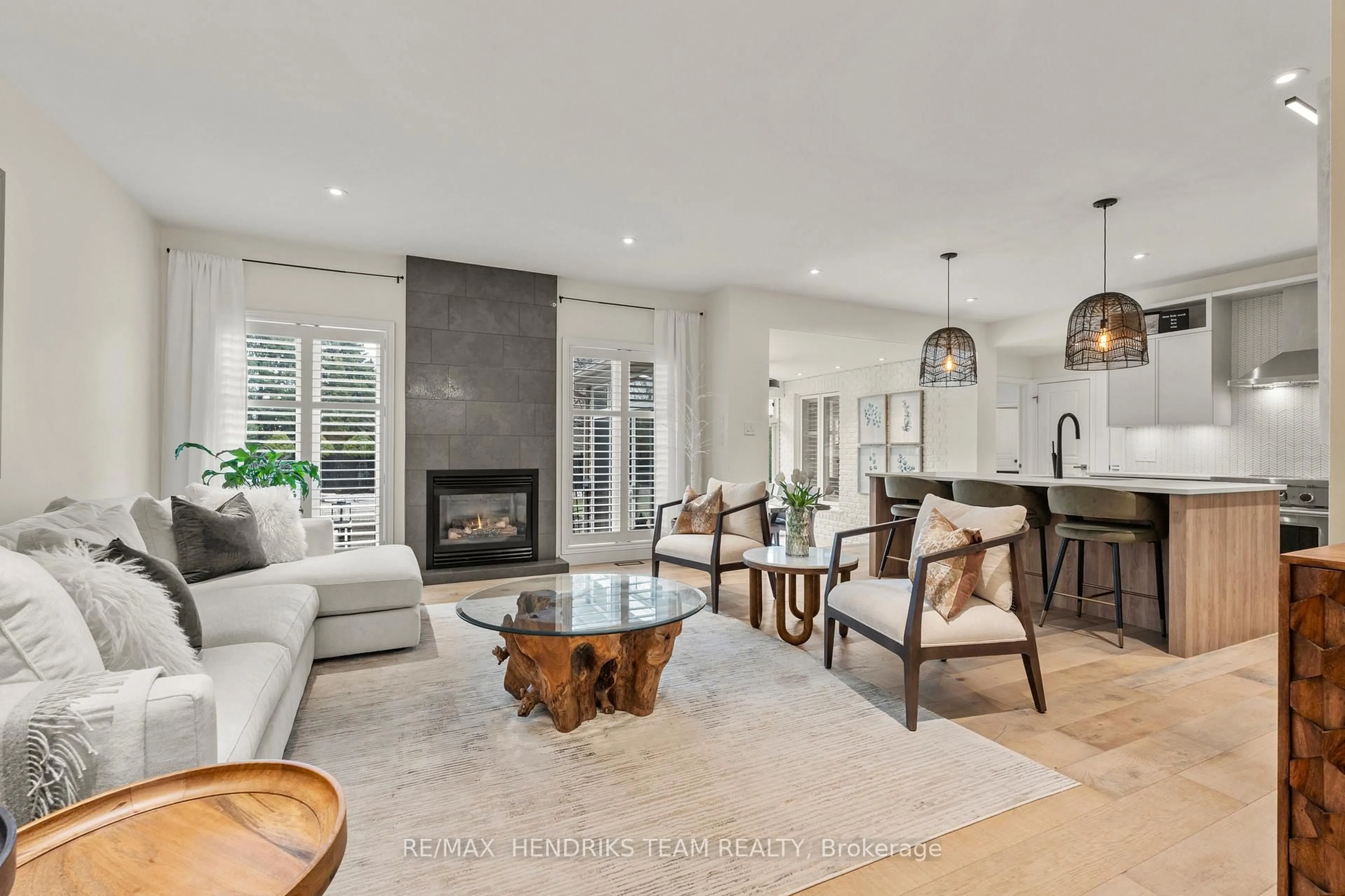 Living room with furniture, unknown for 8152 Westminster Dr, Niagara Falls Ontario L2H 2Y8