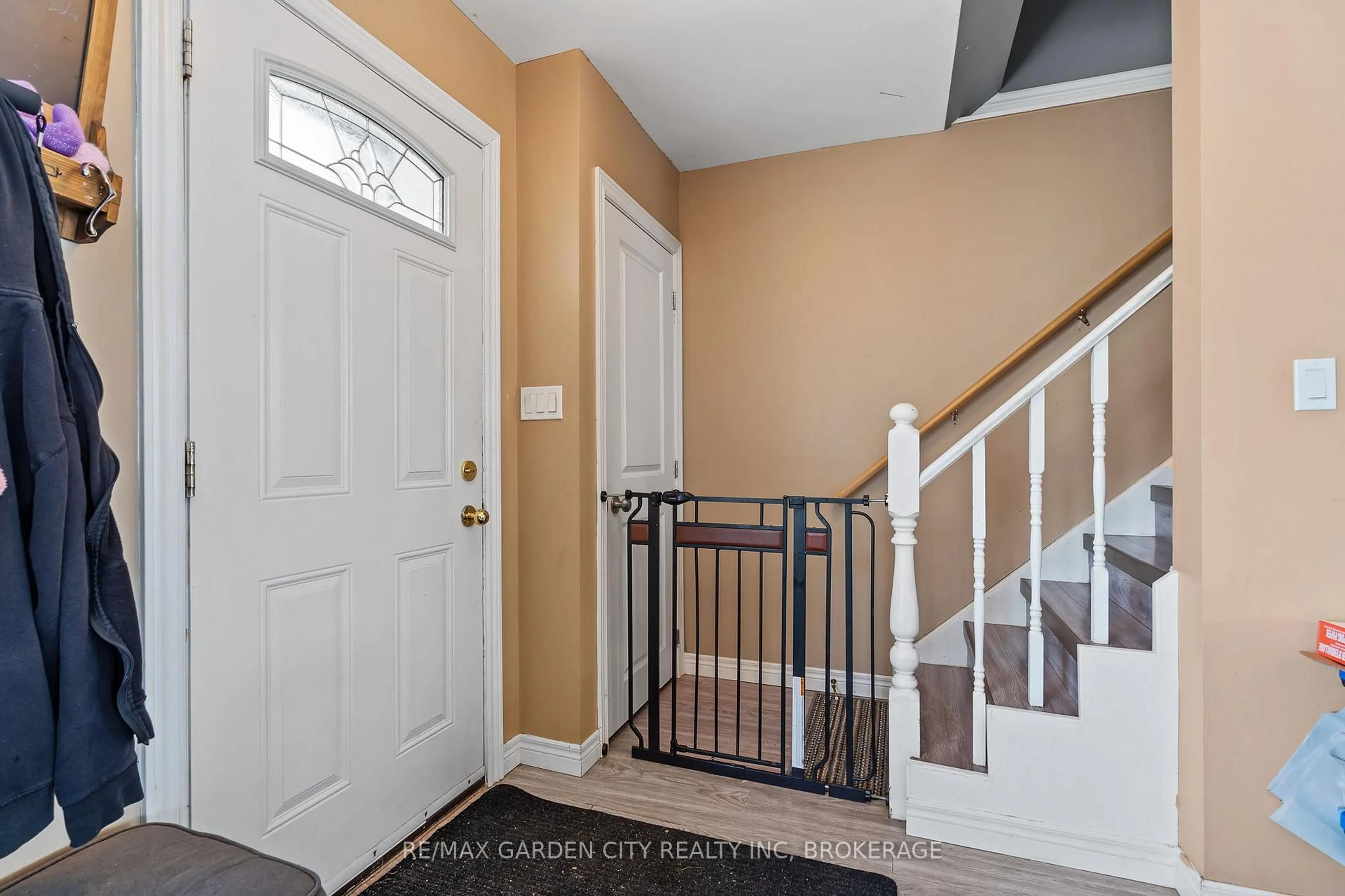 Indoor entryway for 29 MCDOUGALL Dr, Thorold Ontario L2V 4C4