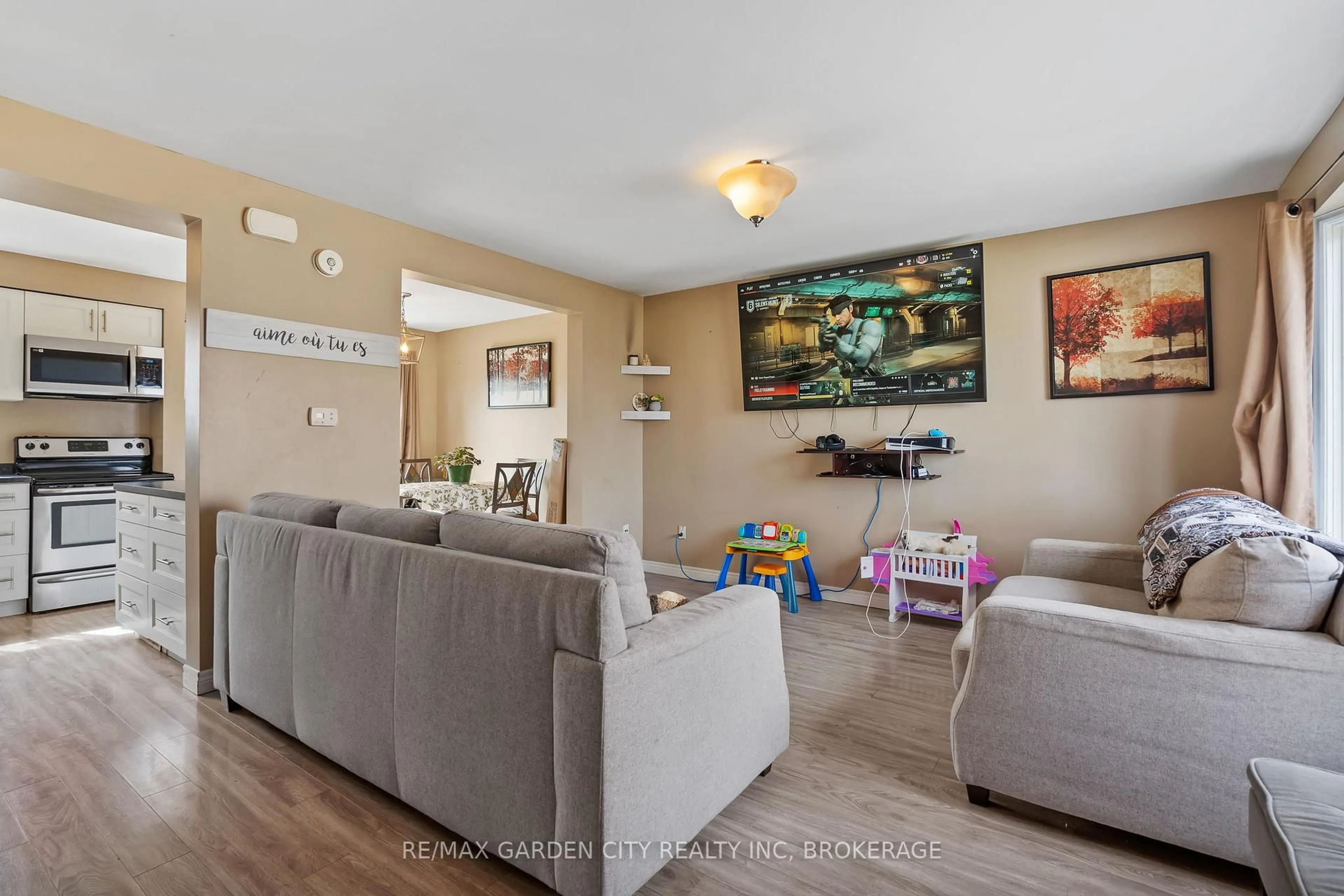 Living room with furniture, unknown for 29 MCDOUGALL Dr, Thorold Ontario L2V 4C4