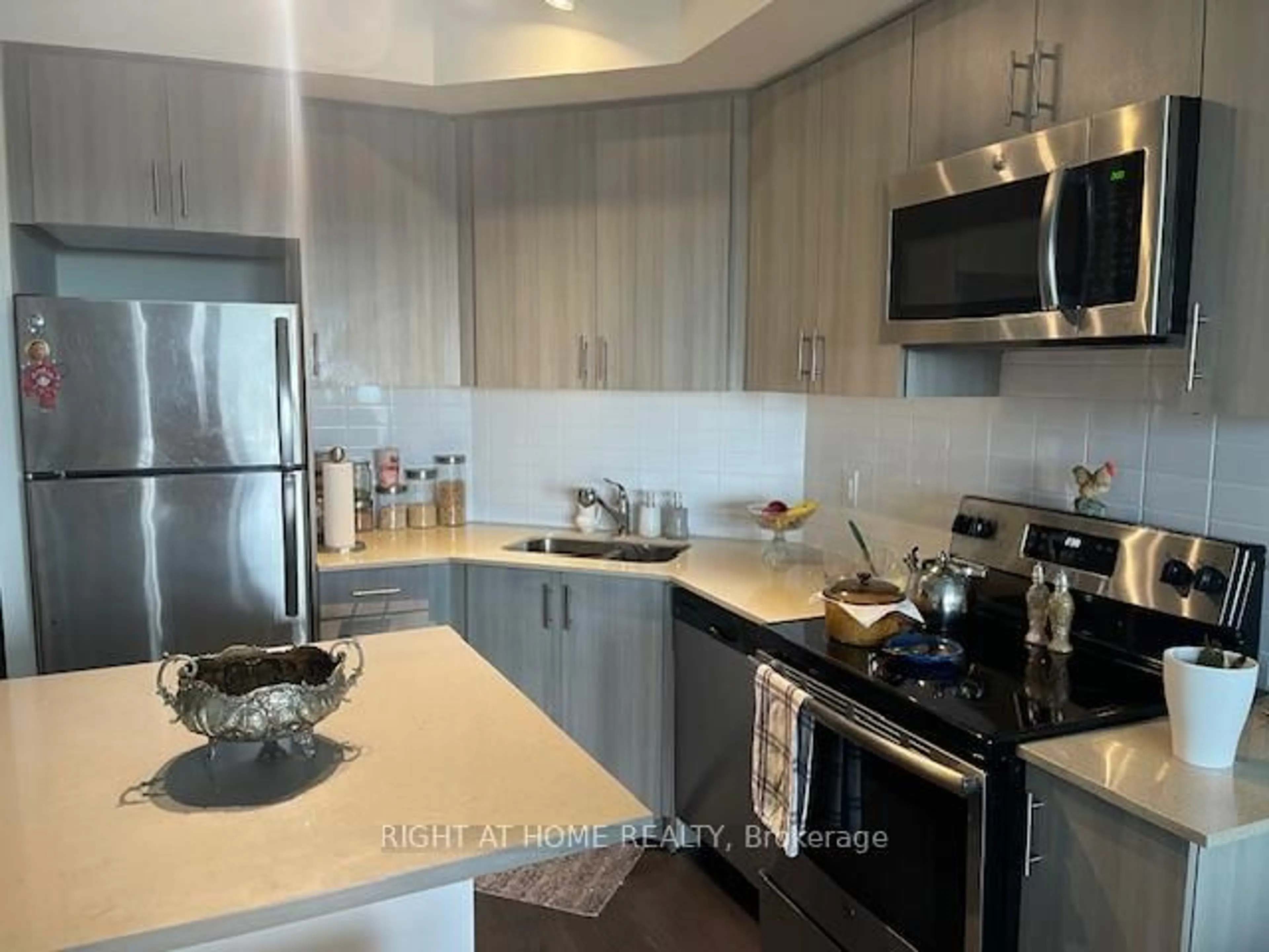 Standard kitchen, unknown for 560 North Service Rd #404, Grimsby Ontario L3M 0G9