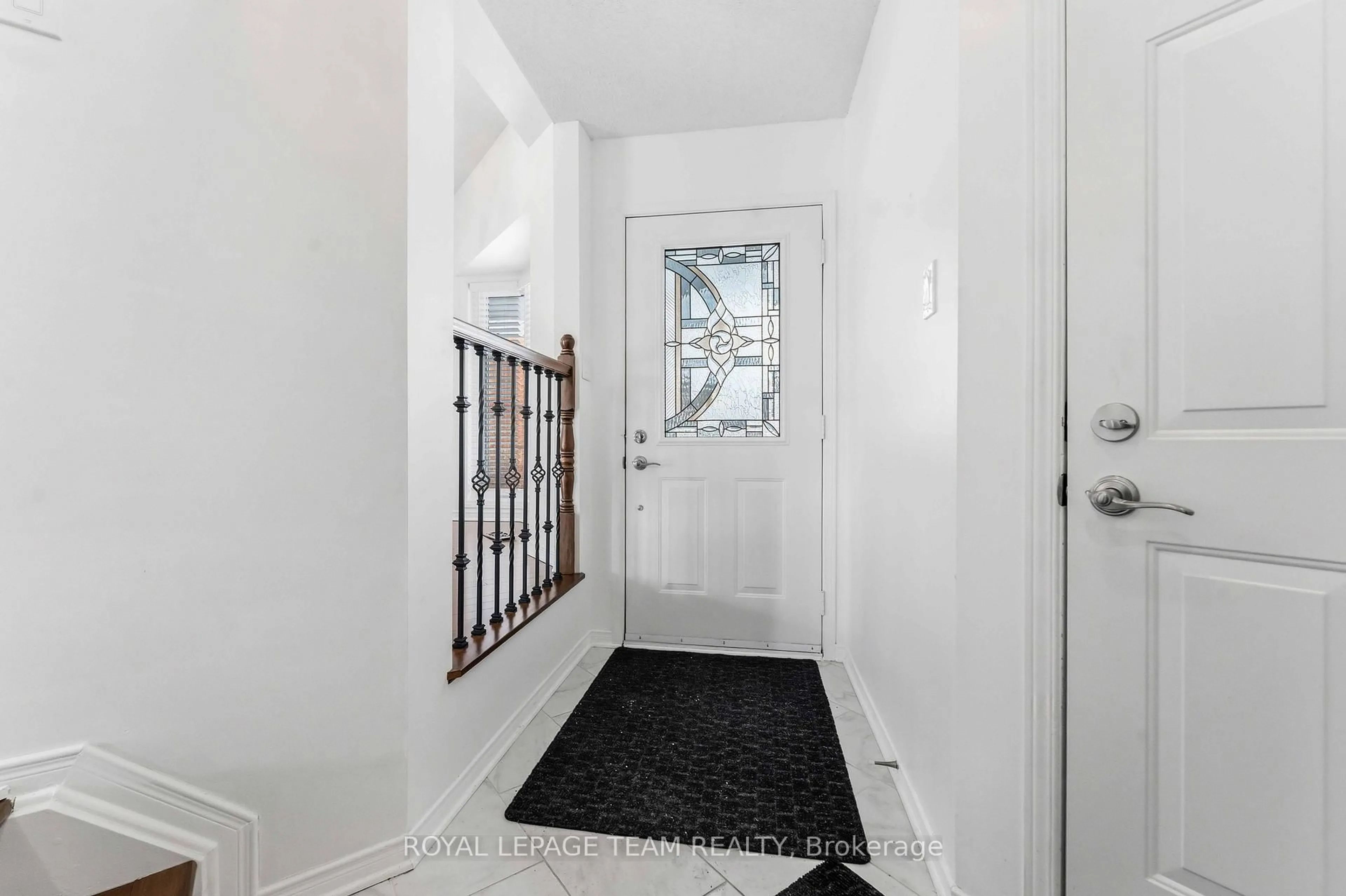 Indoor entryway for 27 Highmont Crt, Kanata Ontario K2T 1B3