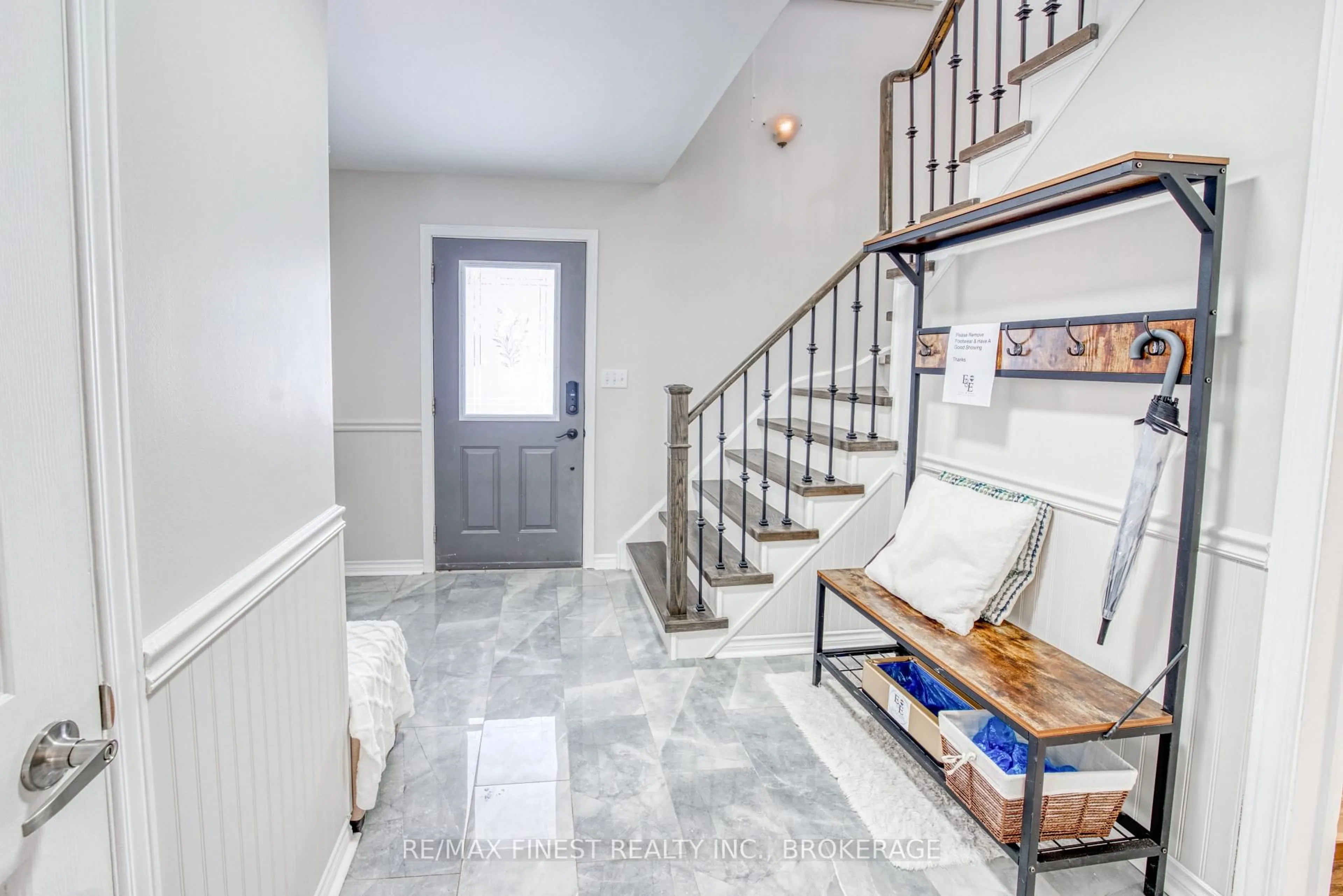 Indoor entryway for 691 Muirfield Cres, Kingston Ontario K7M 8E7