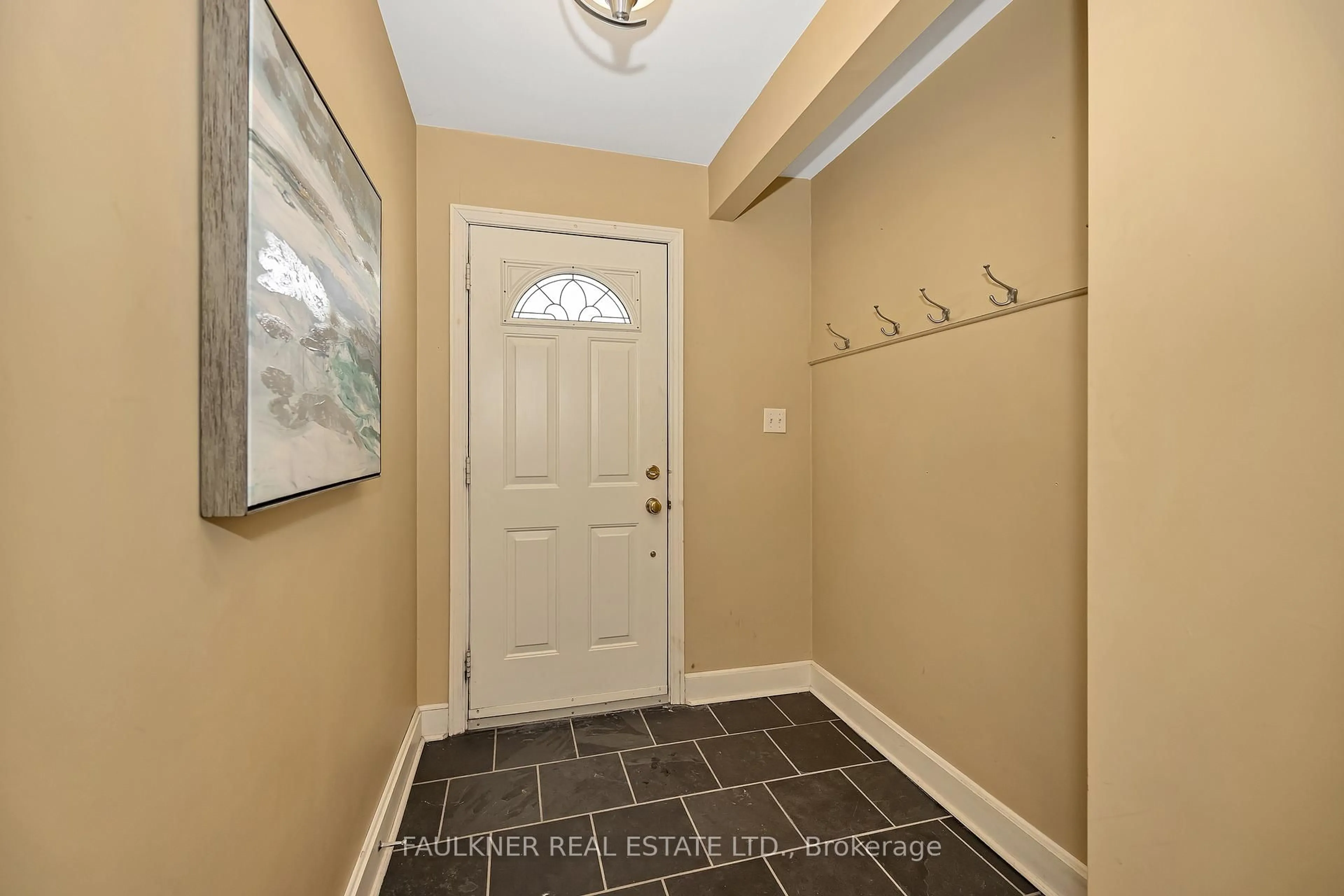 Indoor entryway for 573 Courtenay Ave, Ottawa Ontario K2A 3B4
