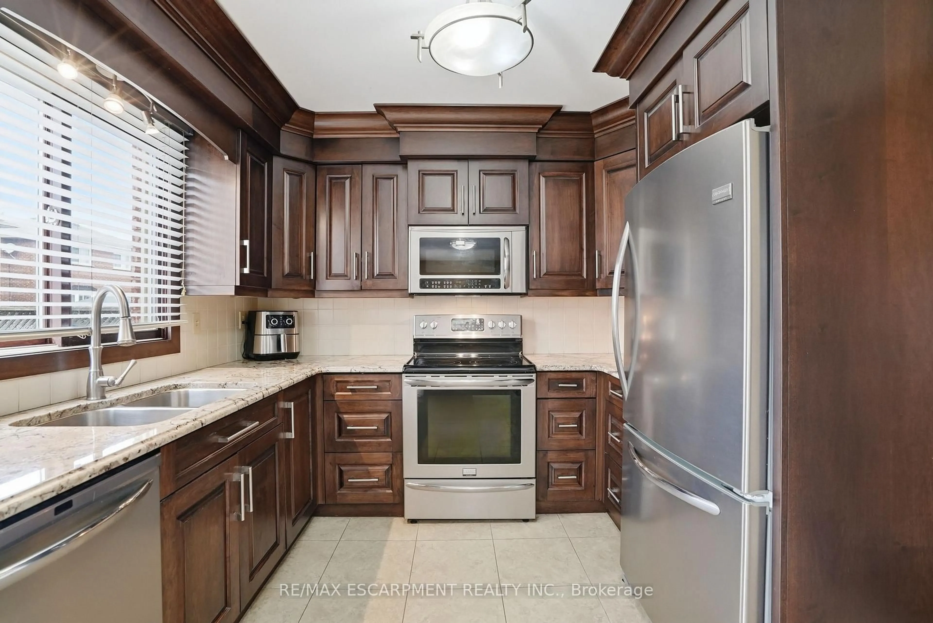 Standard kitchen, ceramic/tile floor for 31 Republic Ave, Hamilton Ontario L9B 2G6