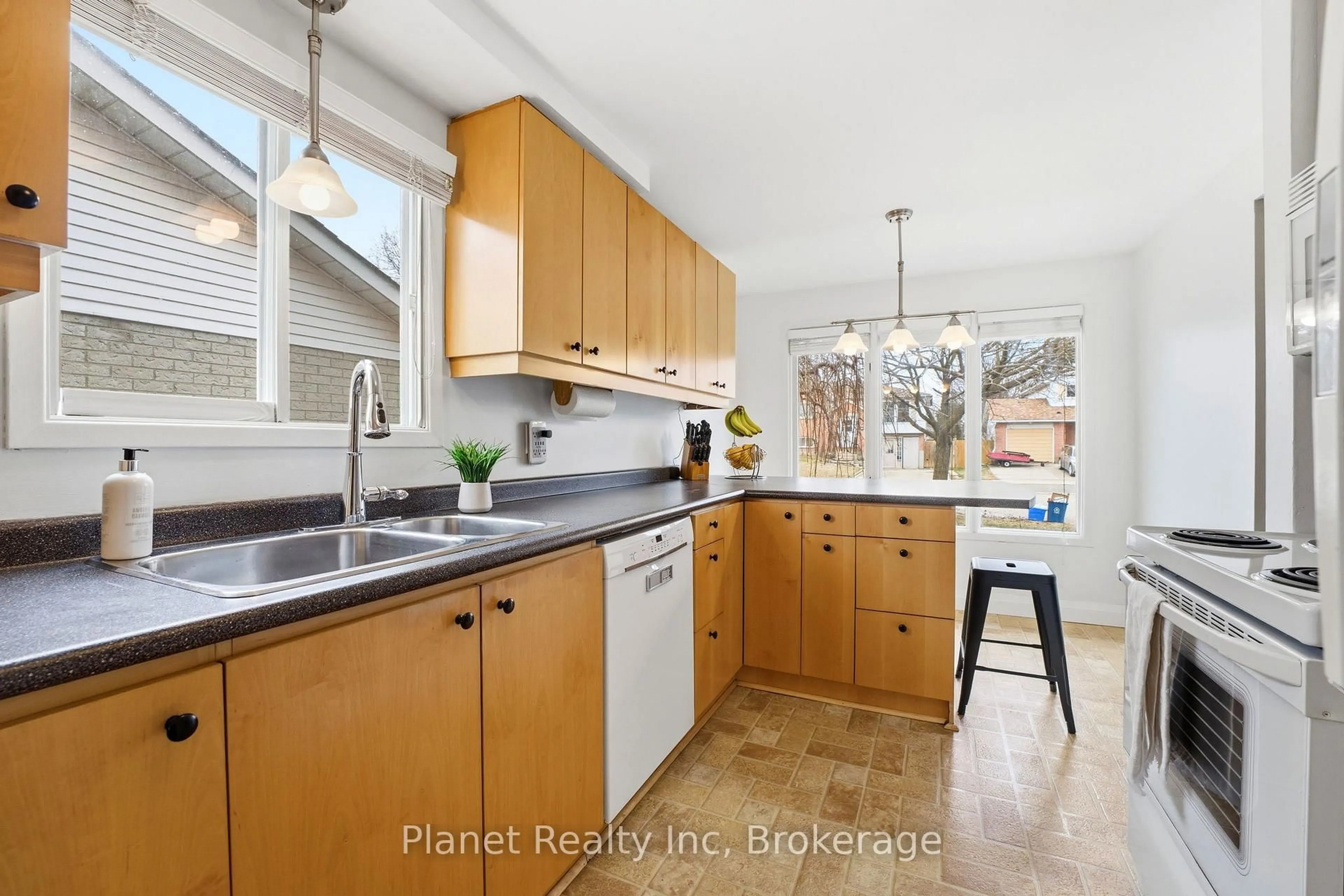 Open concept kitchen, ceramic/tile floor for 155 Foxhunt Rd, Waterloo Ontario N2K 2R8