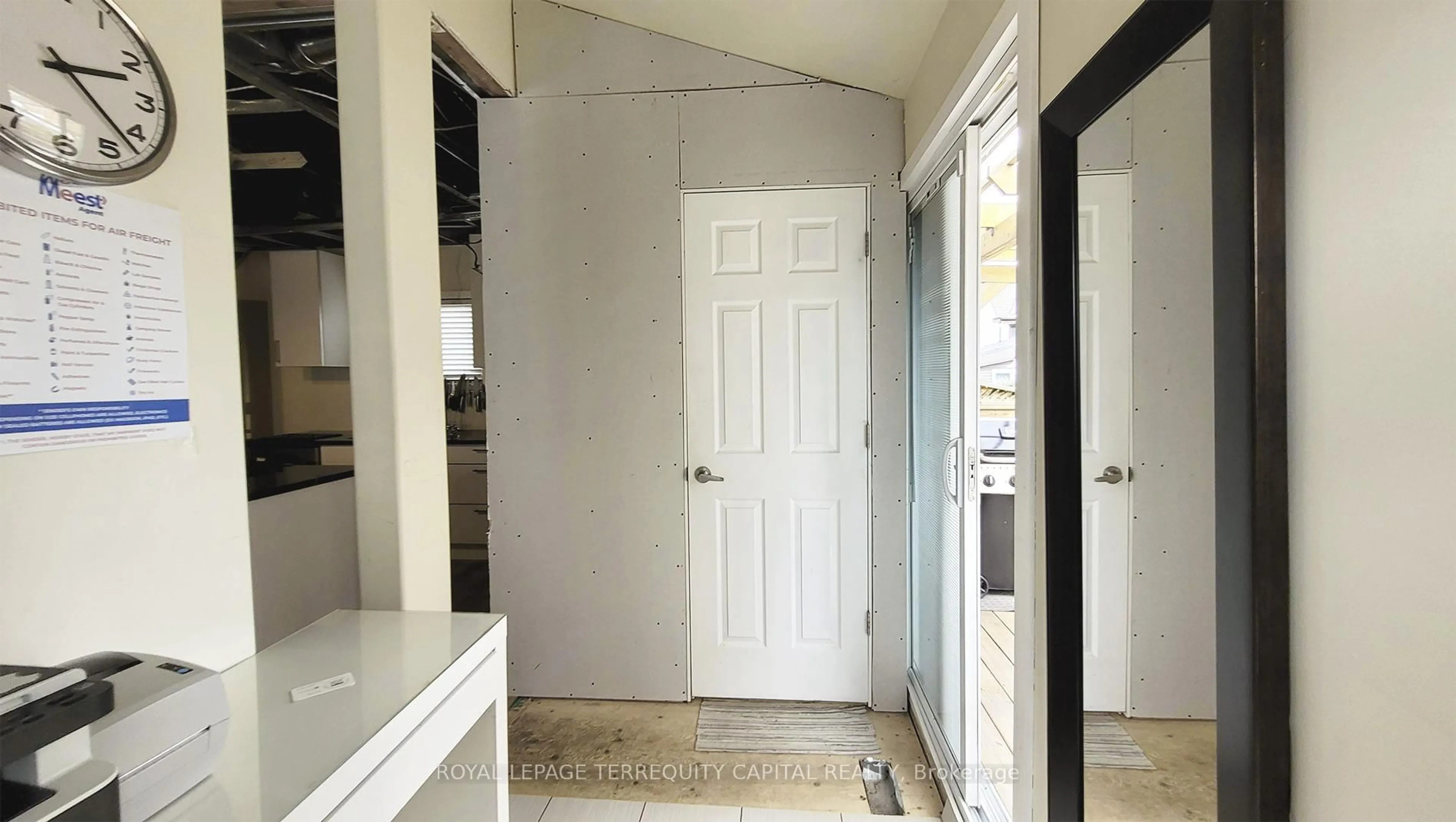 Indoor entryway for 4563 Ryerson Cres, Niagara Falls Ontario L2E 1E3