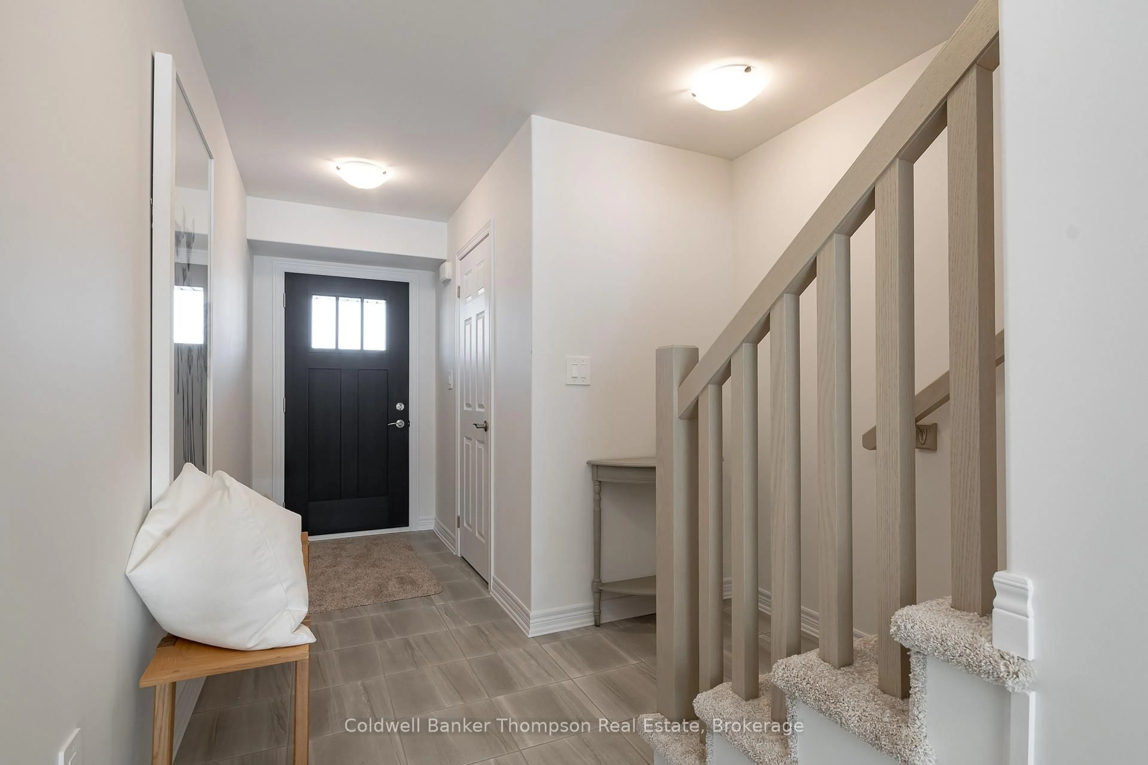 Indoor entryway for 39 Charles Morley Blvd, Huntsville Ontario P1H 0G5