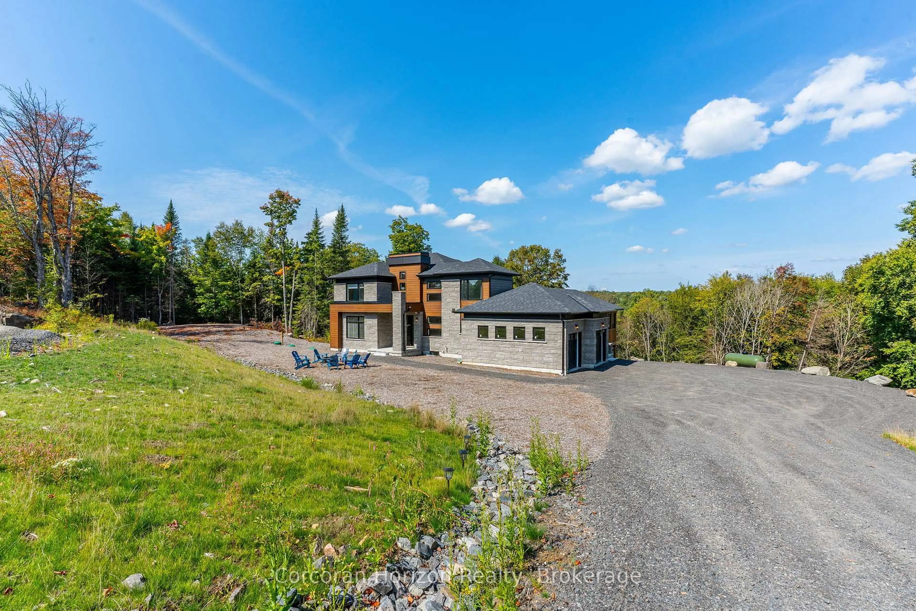 A pic from outside/outdoor area/front of a property/back of a property/a pic from drone, unknown for 1008 Napier Crt, Lake of Bays Ontario P1H 0K1